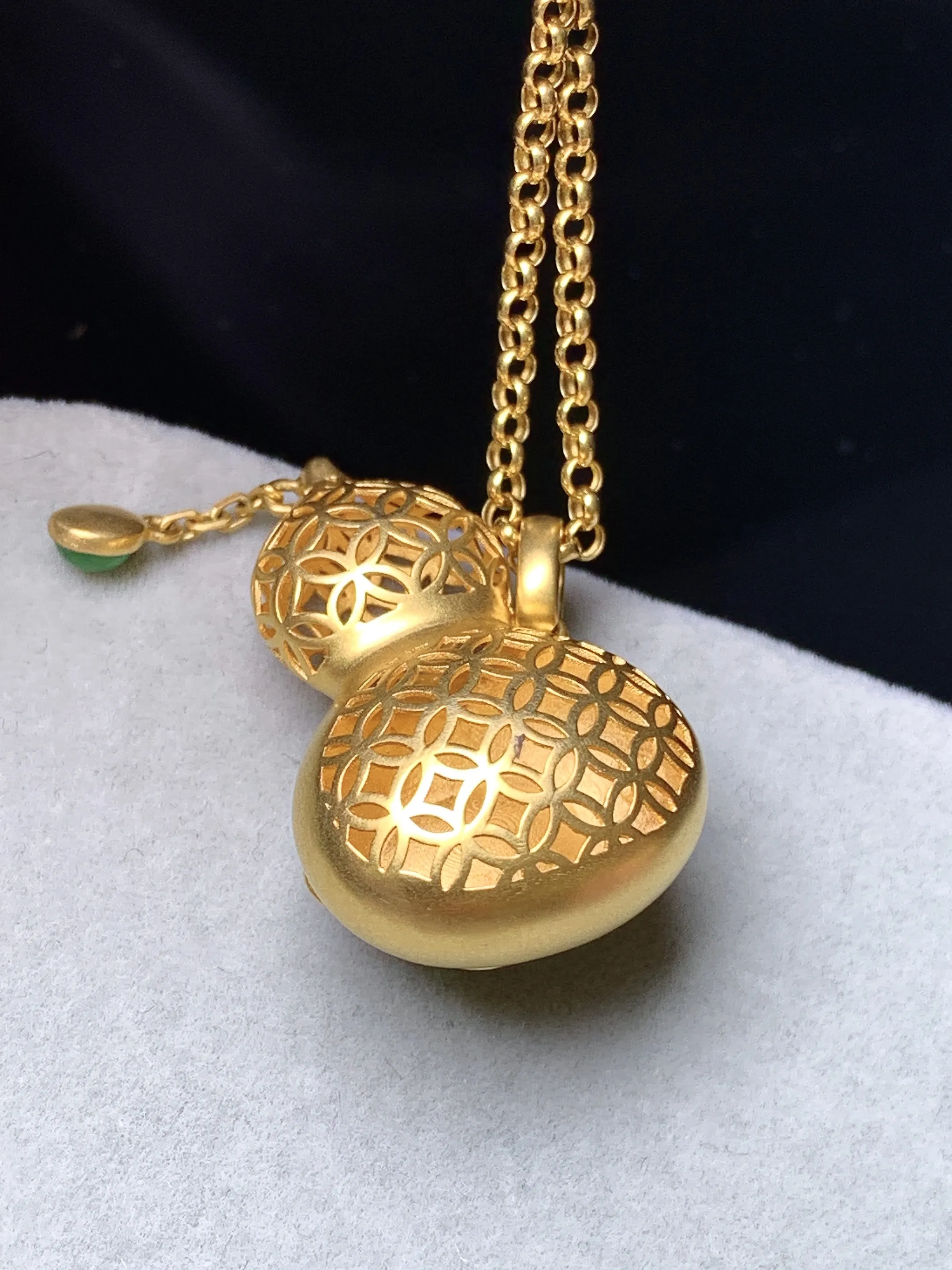 18k金钻镶嵌满绿蛋面葫芦吊坠 玉质细腻 色泽清新艳丽 整体尺寸26.6*17.2*12.7