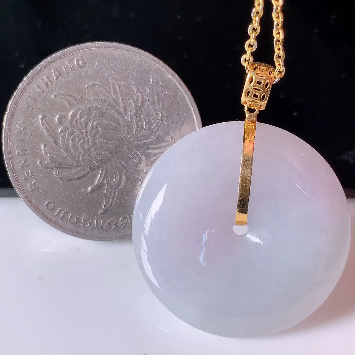 自然光实拍，18K金镶嵌紫罗兰翡翠平安扣吊坠，玉扣，冰润光泽，寓意平平安安，平安扣佩戴时尚漂亮！#41.28整体31-25-6.6裸石25-25