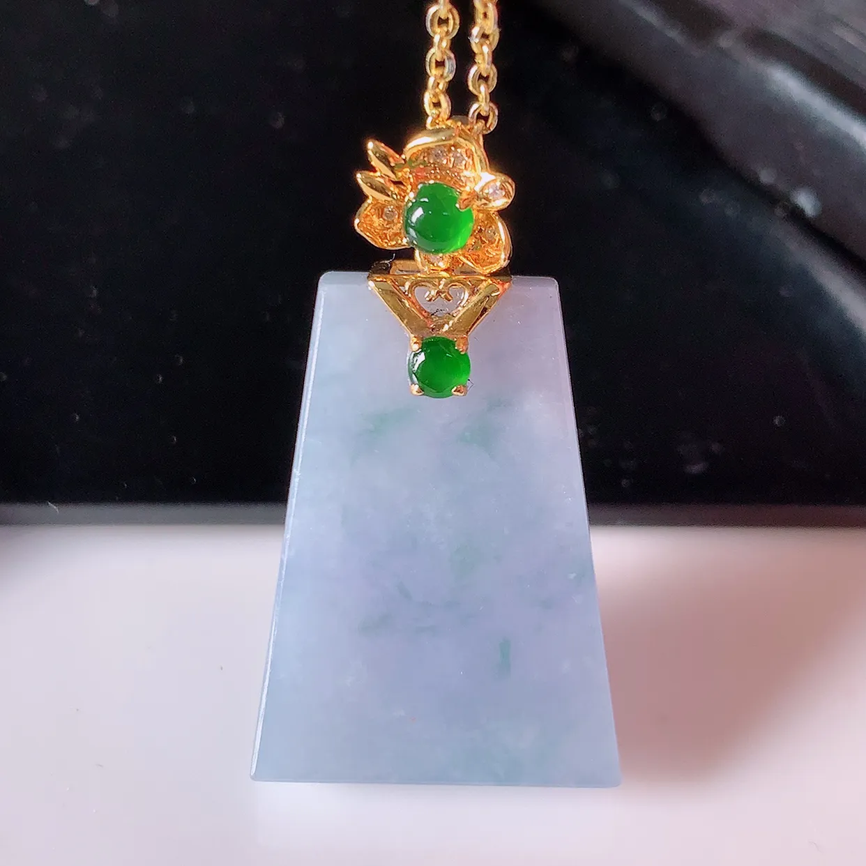 自然光实拍，18K金镶嵌水润紫罗兰飘花翡翠平安无事牌吊坠，平平安安，无事牌翠色灵动，佩戴平安时尚！#