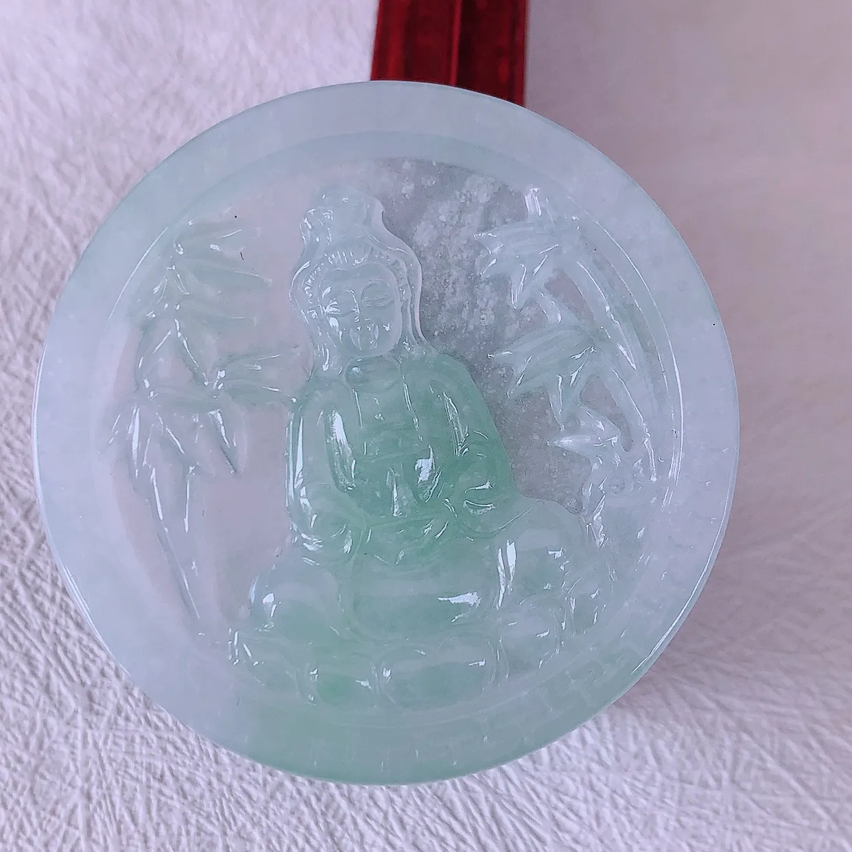 自然光实拍，冰种飘花翡翠观音菩萨吊坠，赐福观音，玉润通透，慈祥端庄！#46.25