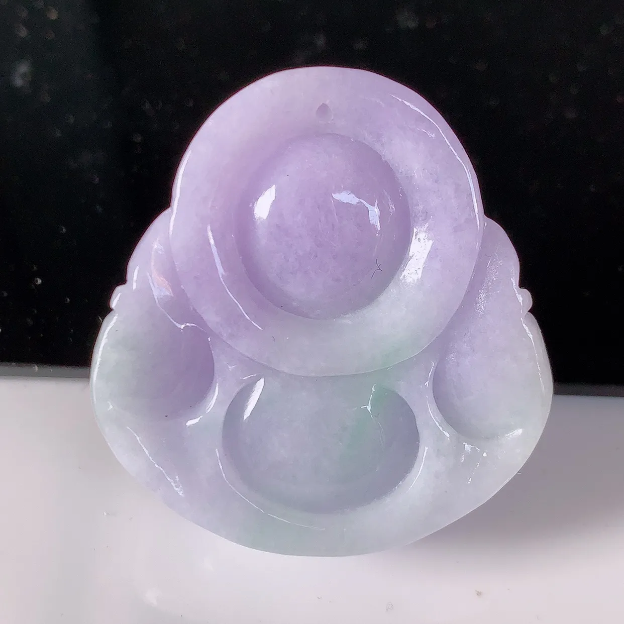 自然光实拍，冰润春带彩翡翠佛公吊坠，水灵起胶，翠色迷人，佛公在心中，一生平安，饱满圆润，开怀大笑佛公，配戴灵气十足！#46.28