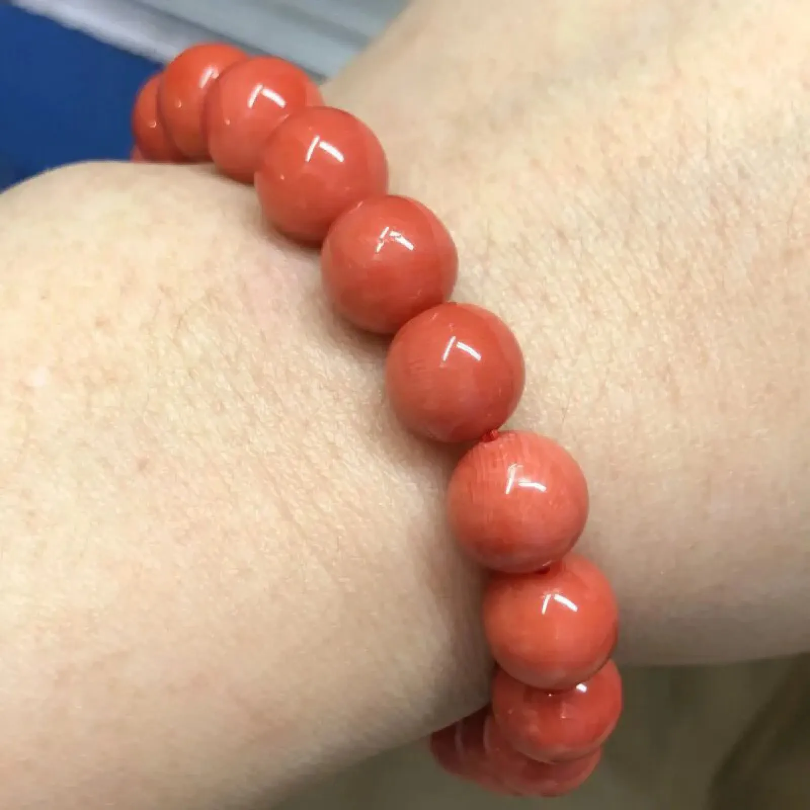 【天然橘红珊瑚10mm大圆珠手串】收藏爱好者提供！意大利产地，沙丁材料，橘红色，光泽柔润透亮，直径约为9.8-9.1mm左右，重量23.95克。珊瑚本为佛教珍宝，来自深海千年生长，属于有机宝石，气场强大，珍贵！每粒均为天然无添加无修补！收藏精品！传承宝贝！男女皆可佩戴！