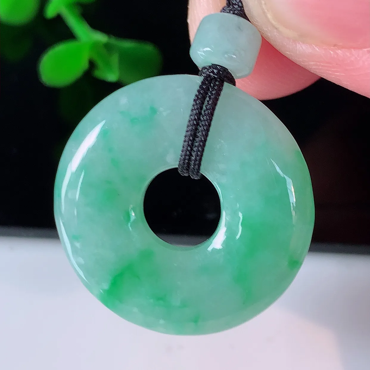 自然光实拍，冰润飘绿翡翠平安扣吊坠，平安是福；冰透，很美的料子，平安扣佩戴优雅迷人！#57.28