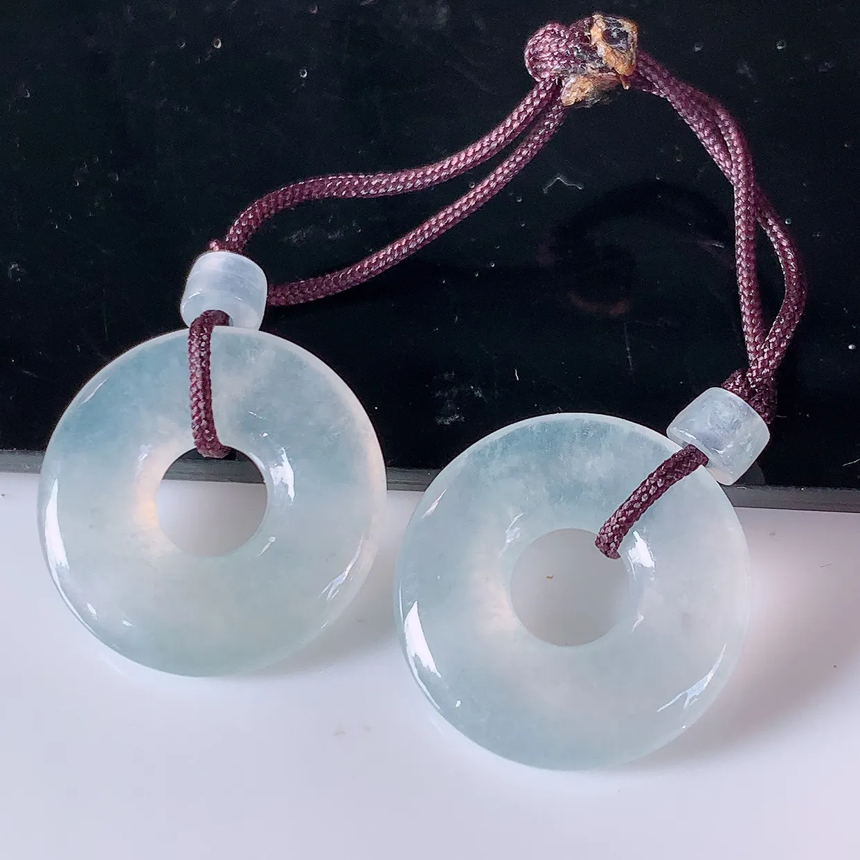 自然光实拍，冰种翡翠一对平安扣耳坠，翠色灵动，玉质细腻，颜色漂亮，品相佳，佩戴佳品！配银线 #57.28