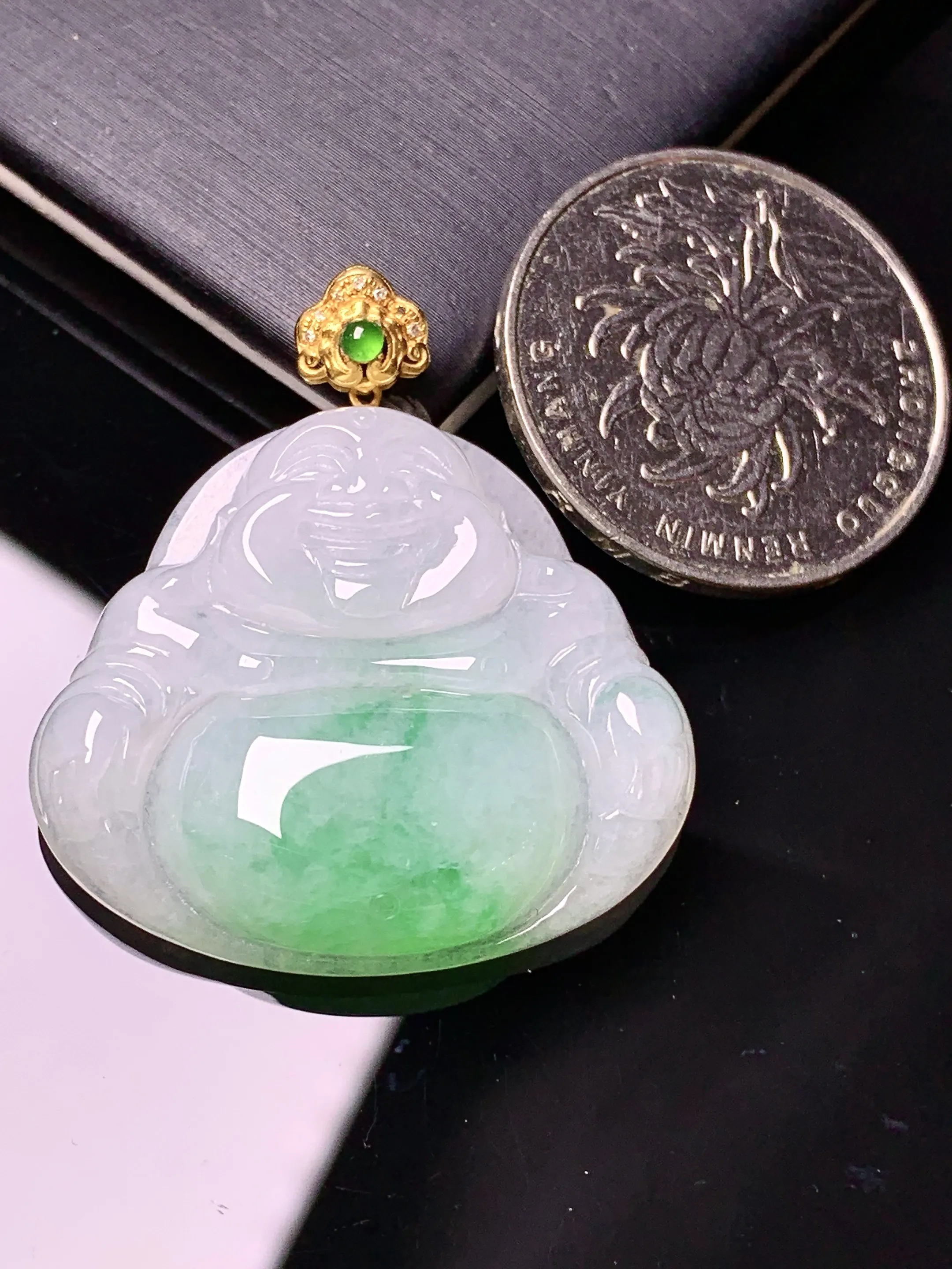 18k金镶嵌飘绿佛公吊坠 玉质细腻 色泽清新艳丽 整体尺寸35.5*31.7*7.2