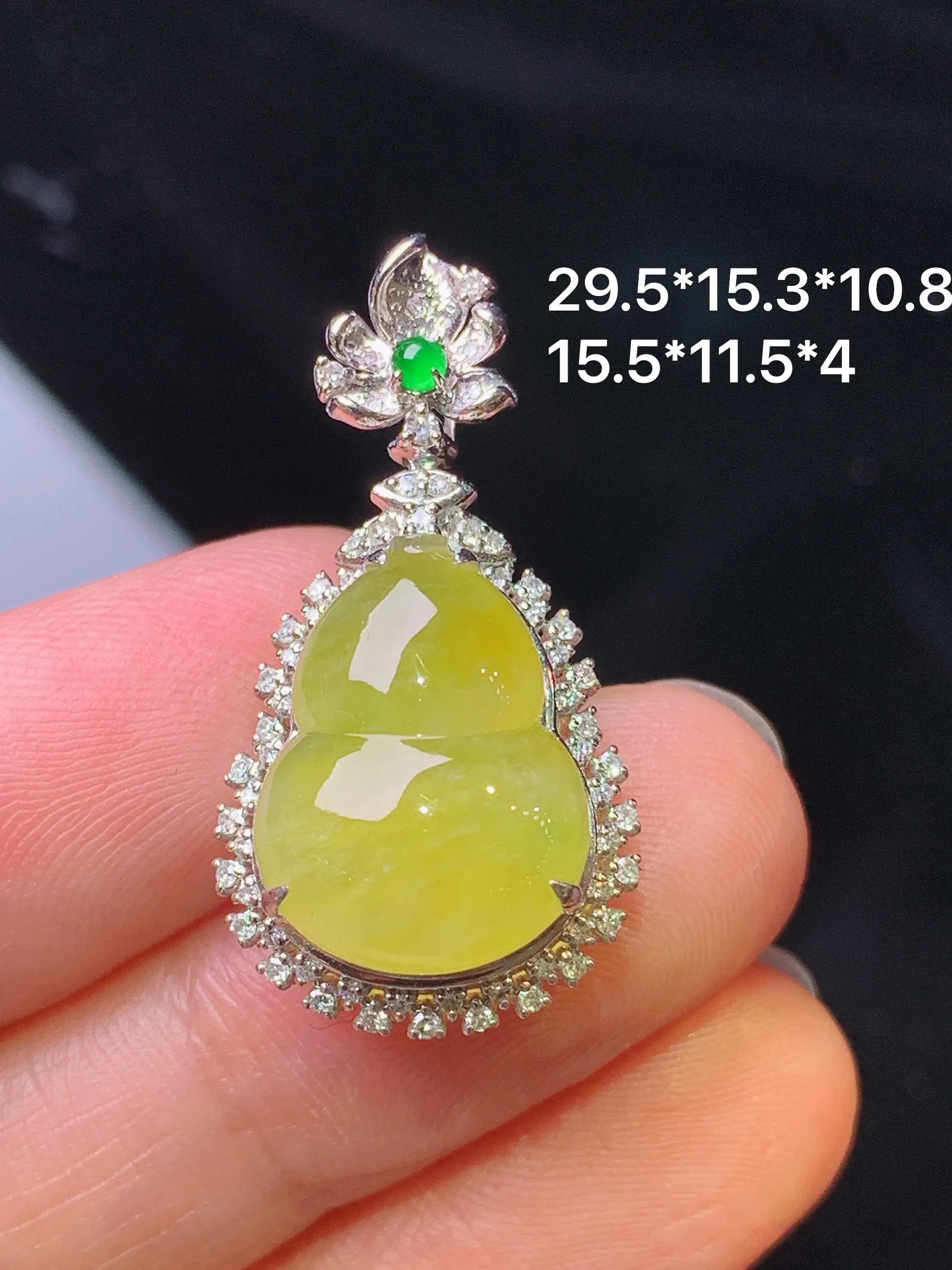 18k金钻镶嵌黄翡葫芦吊坠 玉质细腻 色泽清新艳丽 整体尺寸29.5*15.3*10.8