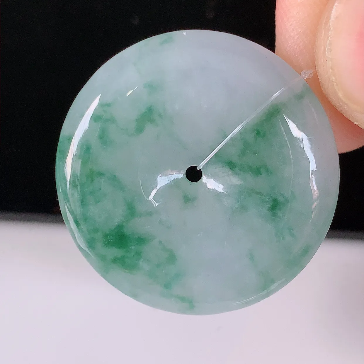 自然光实拍，冰润飘花翡翠平安扣吊坠，种老水足，雕工精湛 ，寓意美好，佩戴时尚出众！#49.28