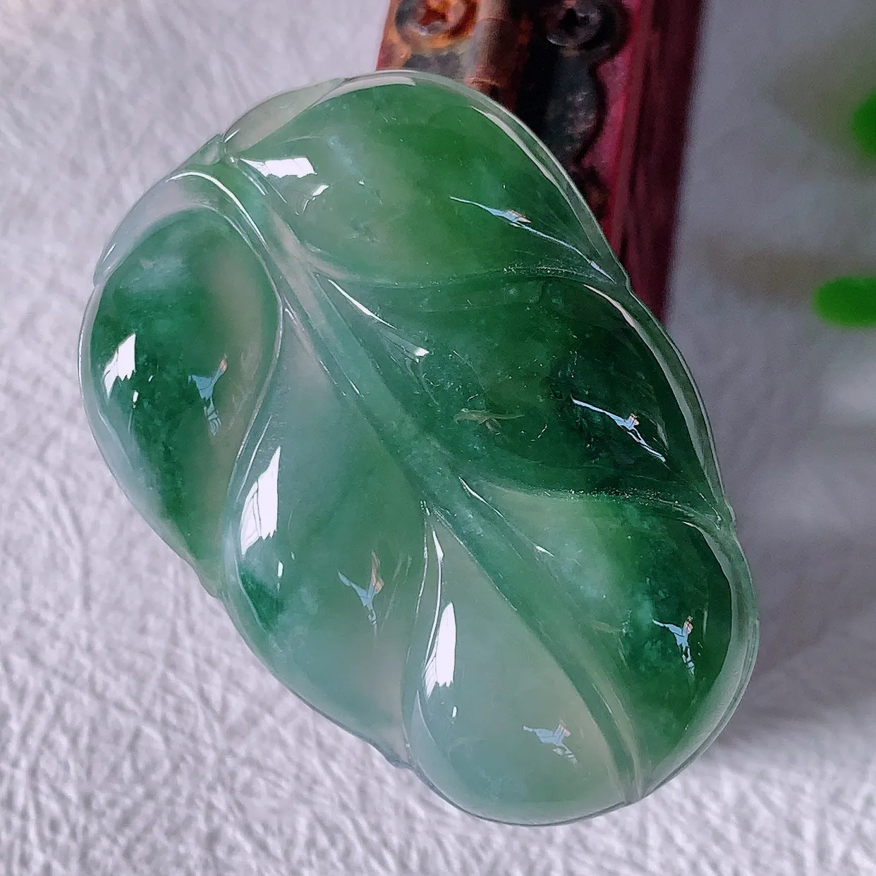 自然光实拍，冰种飘花事业有成叶子吊坠，莹润且起胶，叶子清秀优雅，佩戴大业有成！#01.28