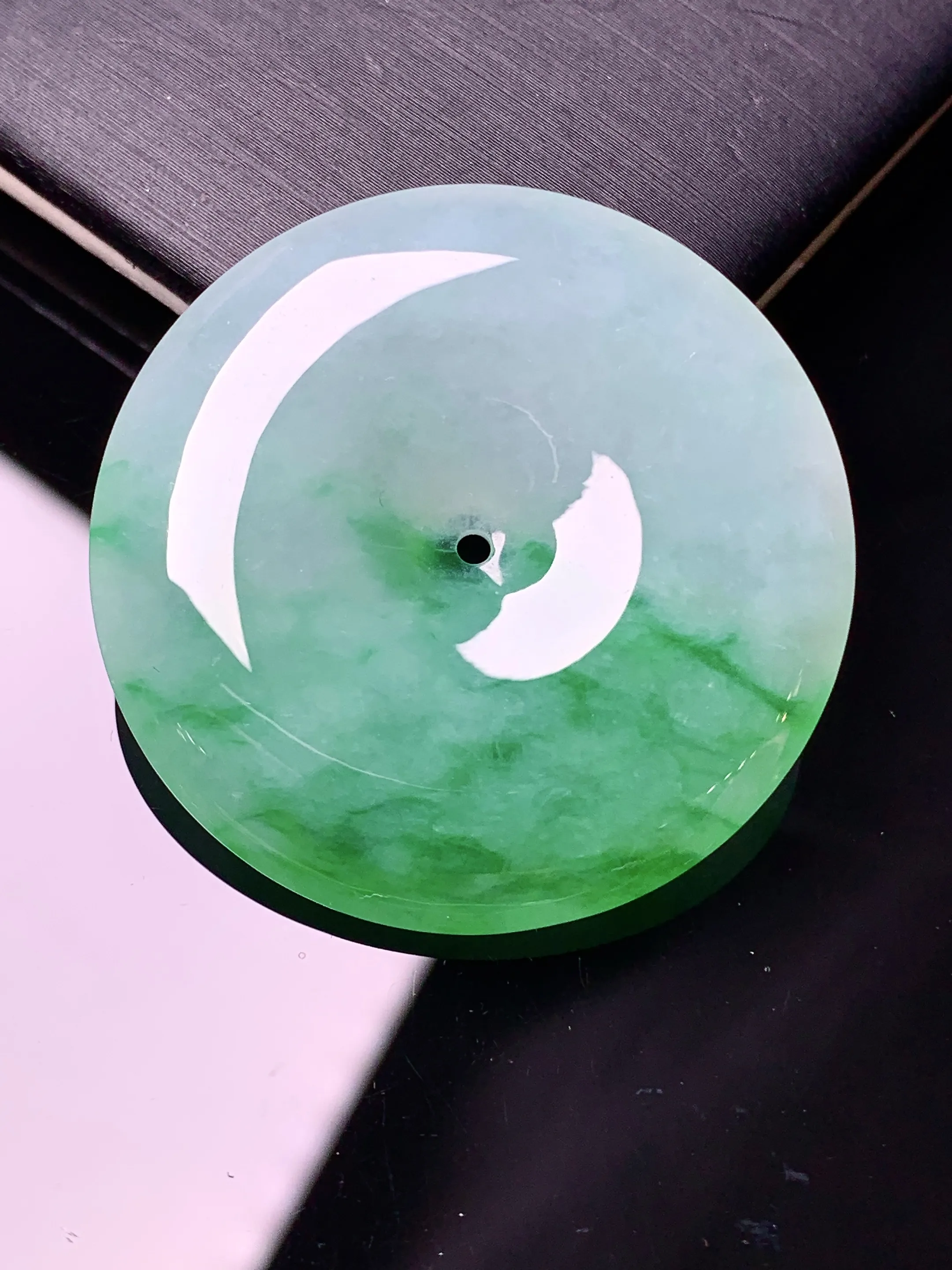 飘绿平安扣吊坠 玉质细腻 色泽清新艳丽 整体尺寸35*6