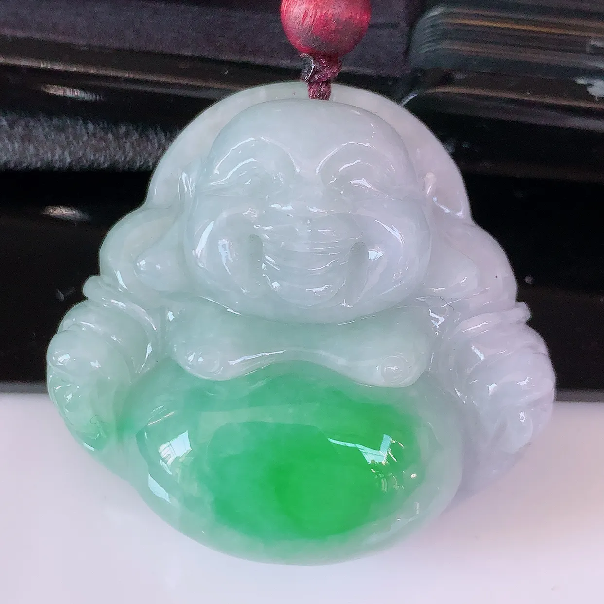 自然光实拍，冰润飘绿翡翠佛公吊坠，开心笑佛，种老水足，颜色漂亮，立体饱满圆润，佩戴效果赞#46.25