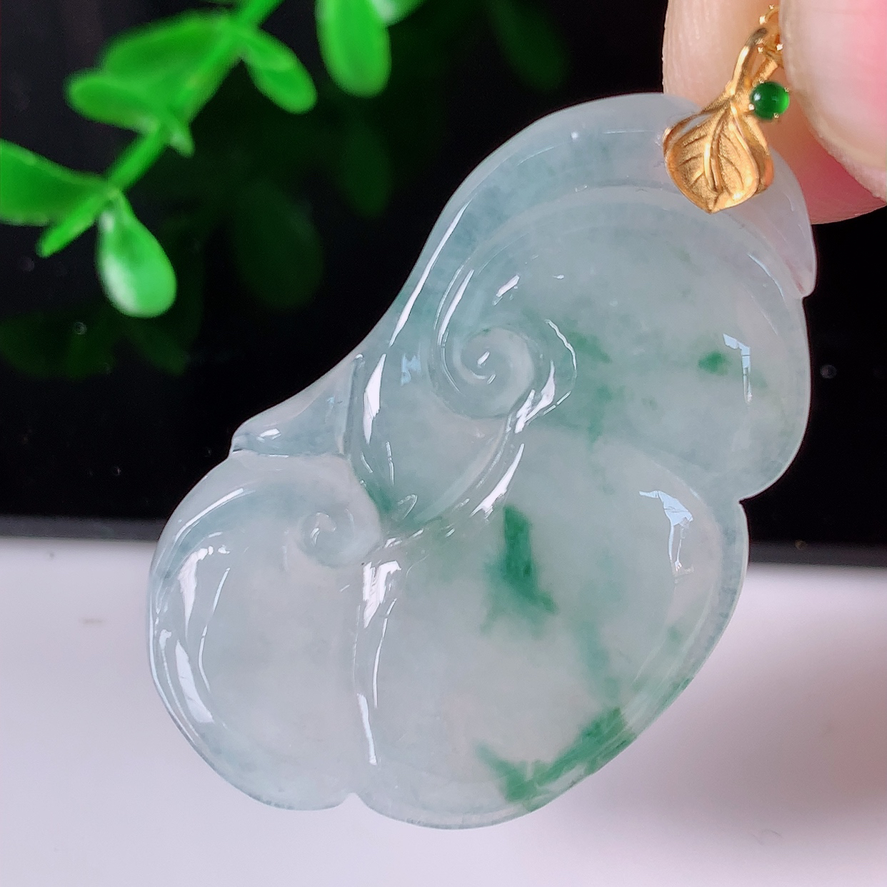 自然光实拍，18k金镶嵌冰种飘花翡翠如意吊坠，寓意顺心如意，事事如意，吉祥如意，细腻饱满，色泽鲜艳，称心如意佩戴优雅时尚！#41.28整体40.5裸石36*21*4.5