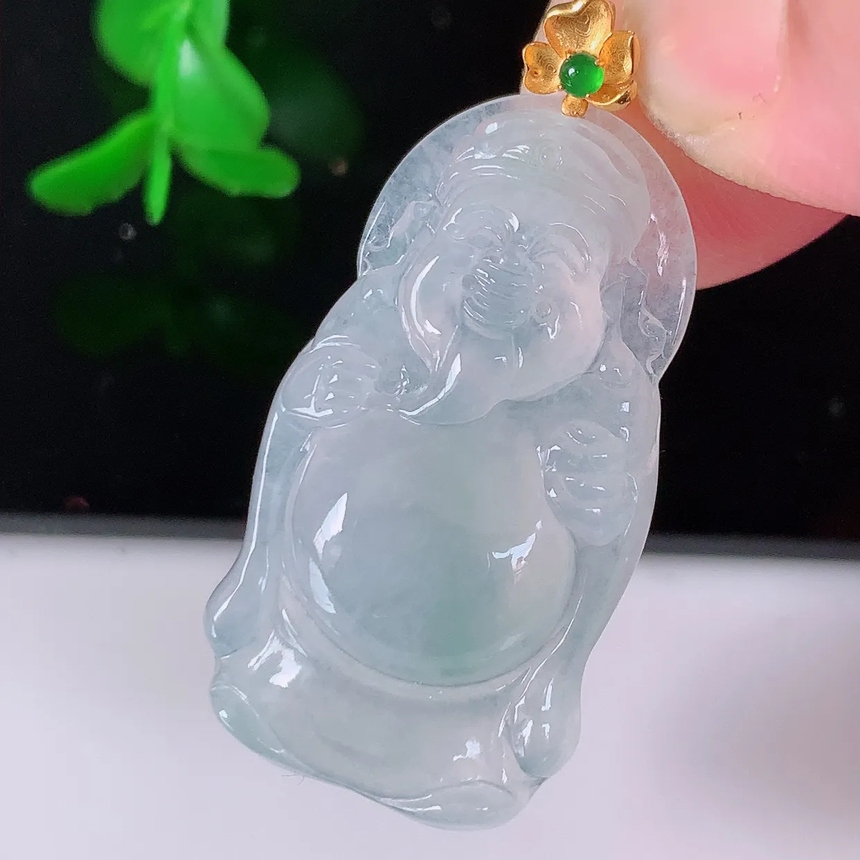 18k金镶嵌冰种翡翠招财财神爷吊坠，款式新颖时尚，日常百搭的款。清秀高雅，佩戴优雅高贵！#49.28