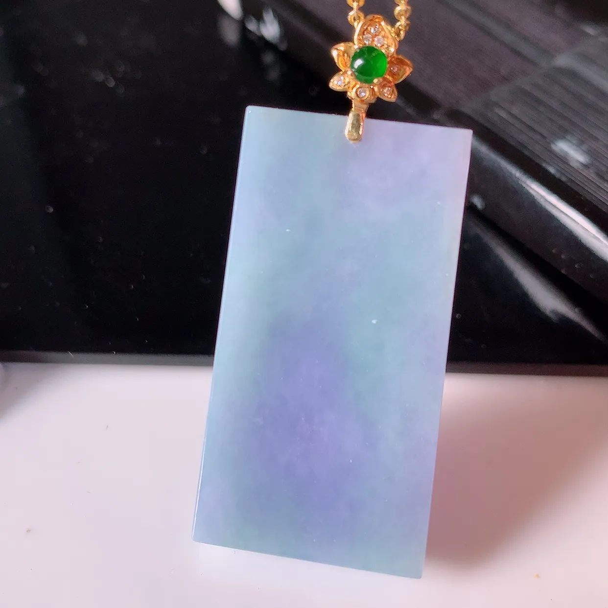 自然光实拍，18K金镶嵌水润春带彩翡翠平安无事牌吊坠，平平安安，紫罗兰无事牌翠色灵动，佩戴平安时尚！