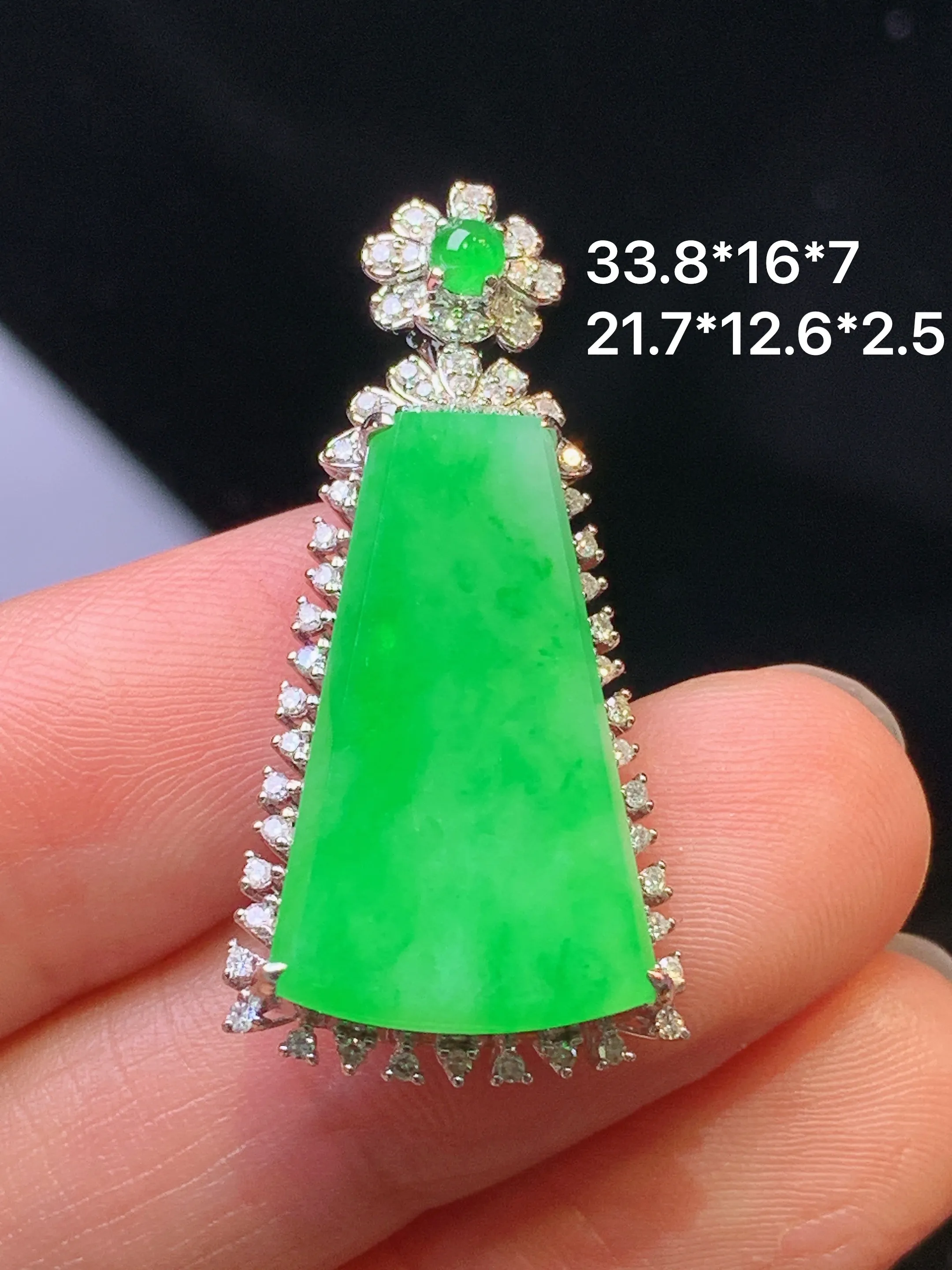 18k金钻镶嵌翠绿无事牌吊坠 玉质细腻 色泽清新艳丽 整体尺寸33.8*16*7