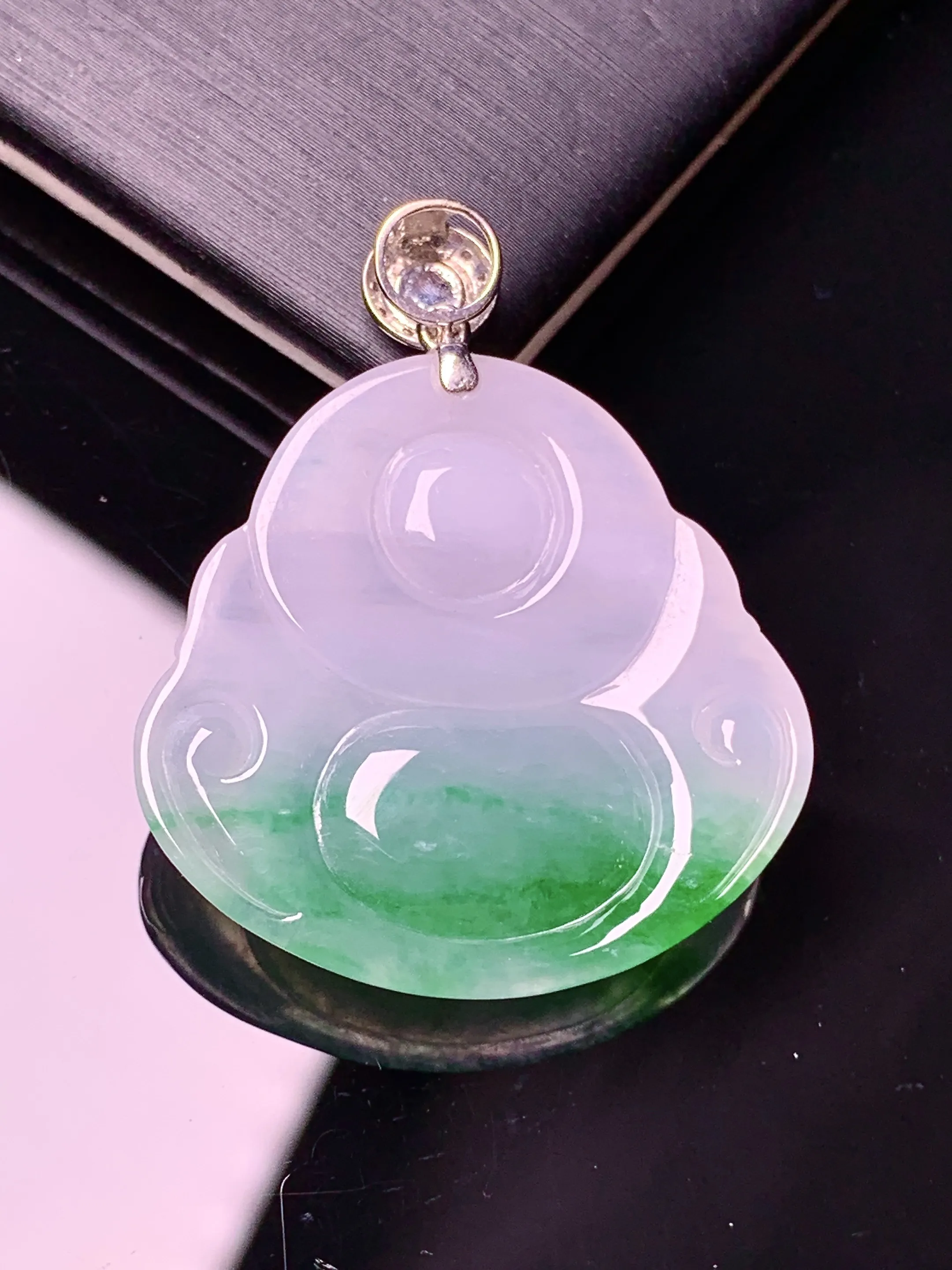 18k金镶嵌飘绿佛公吊坠 玉质细腻 色泽清新艳丽 整体尺寸34.8*28*6