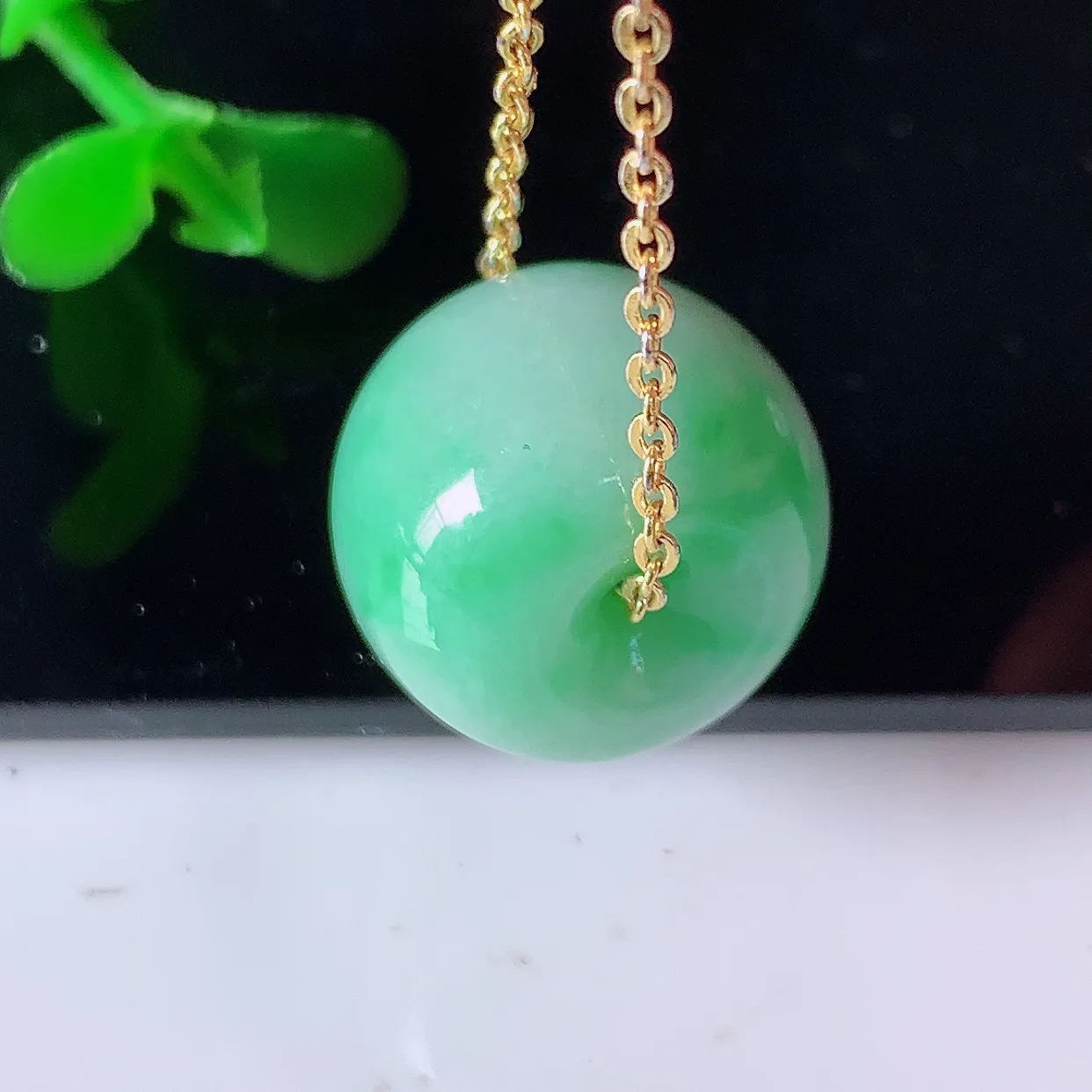 自然光实拍，水润飘绿翡翠路路通吊坠，寓意时来运转、财源滚滚，款式新颖时尚，日常百搭的款！配图银链#05.28