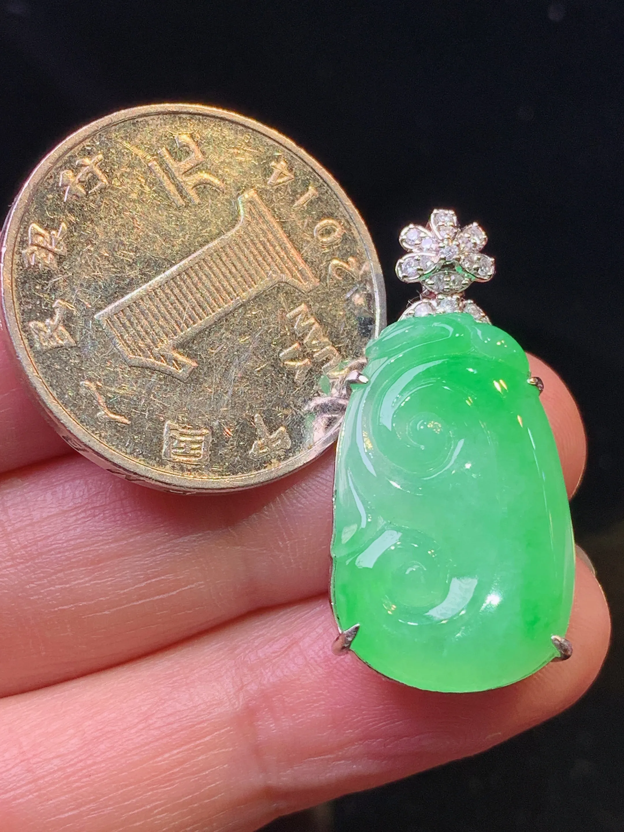 18k金钻镶嵌翠绿如意吊坠 玉质细腻 色泽清新艳丽 整体尺寸30.5*14.8*6.5