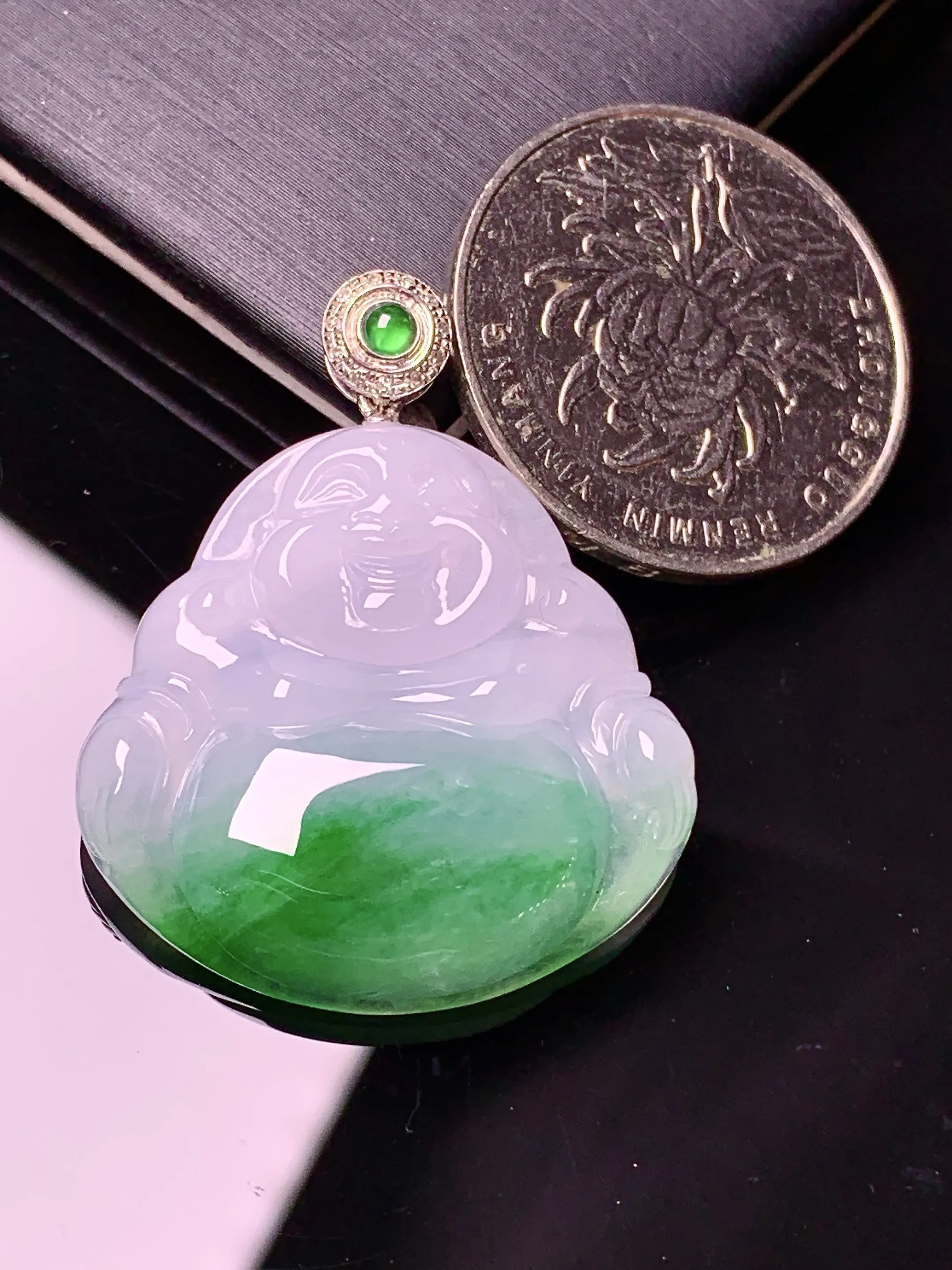 18k金镶嵌飘绿佛公吊坠 玉质细腻 色泽清新艳丽 整体尺寸34.8*28*6