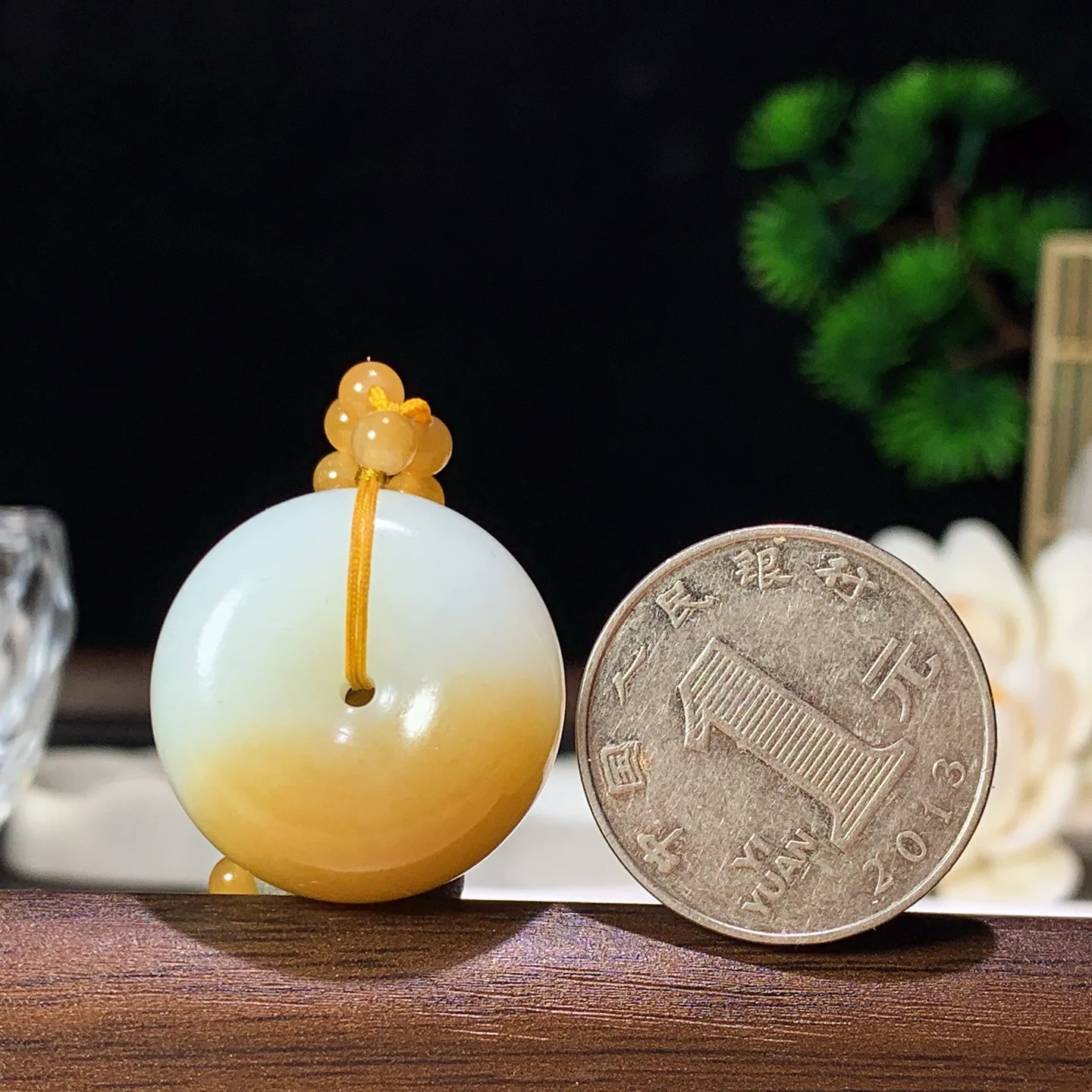 新疆和田玉且末糖平安扣挂件 且末糖半山半水平安扣挂件 尺寸25/13重31克。玉质细腻油润。手推出油。佩戴高端典雅。lt260130