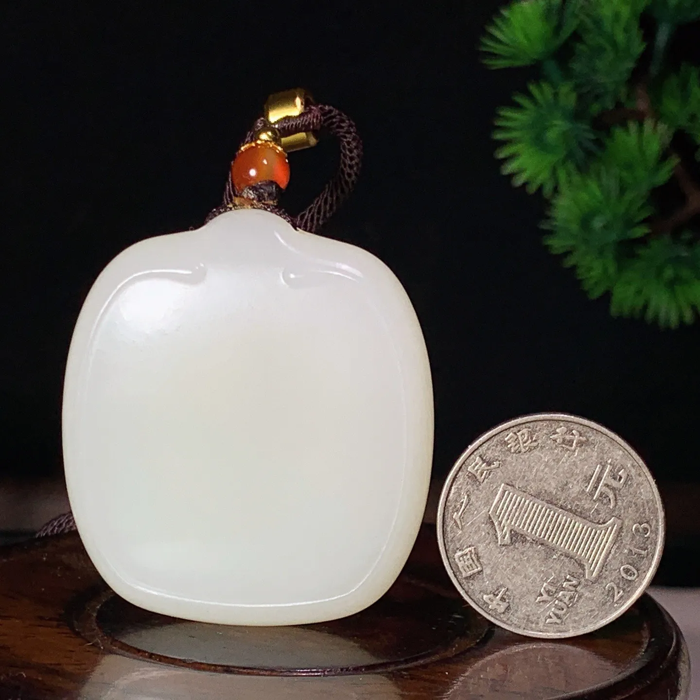 新疆和田玉羊脂白平安无事牌挂件 尺寸46/41/11重50.4克。玉质细腻油润。手推出油。佩戴高端典雅。lt260130