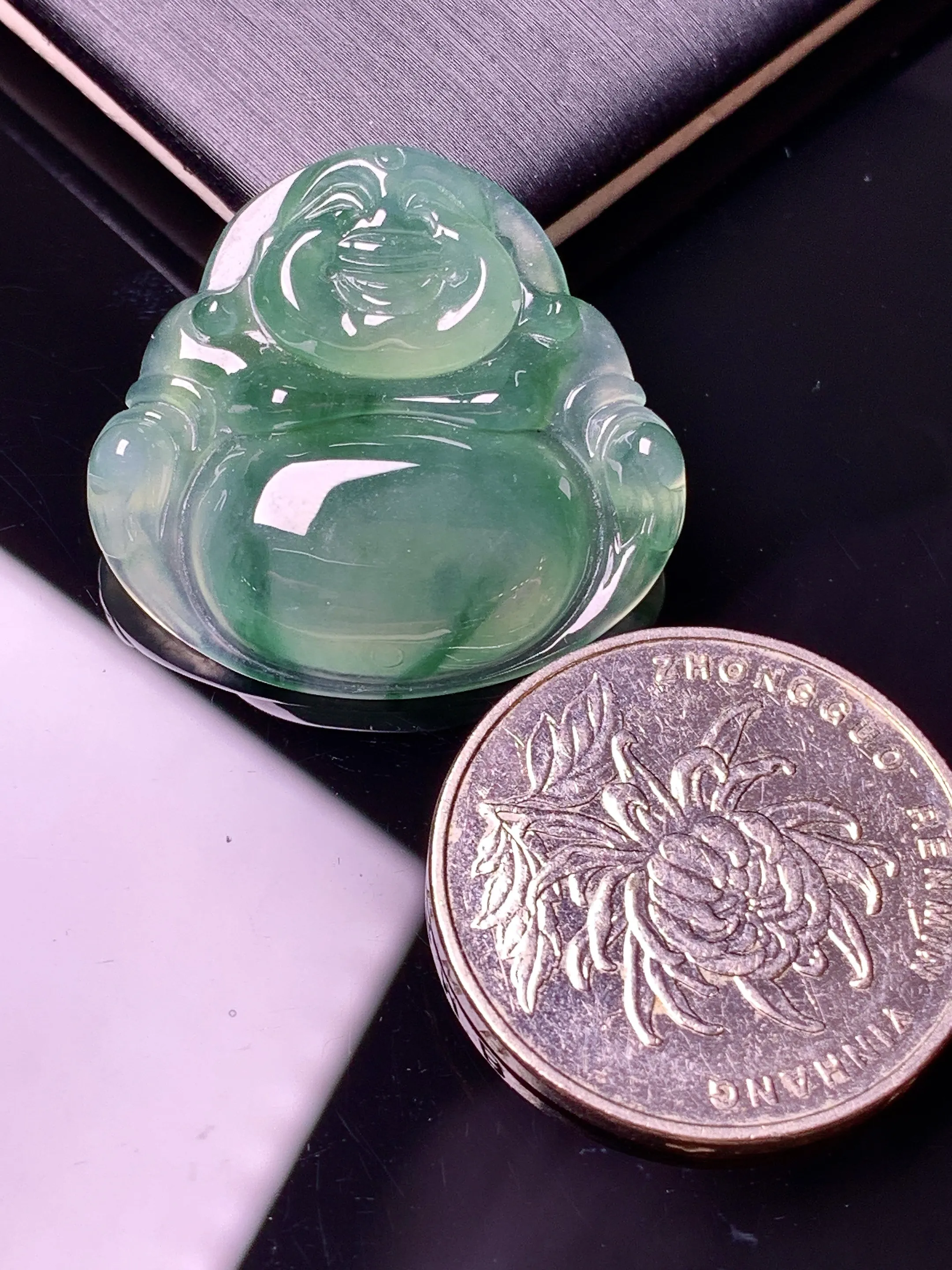 冰种飘绿佛公吊坠 玉质细腻 色泽清新艳丽 整体尺寸26.3*28*5.5