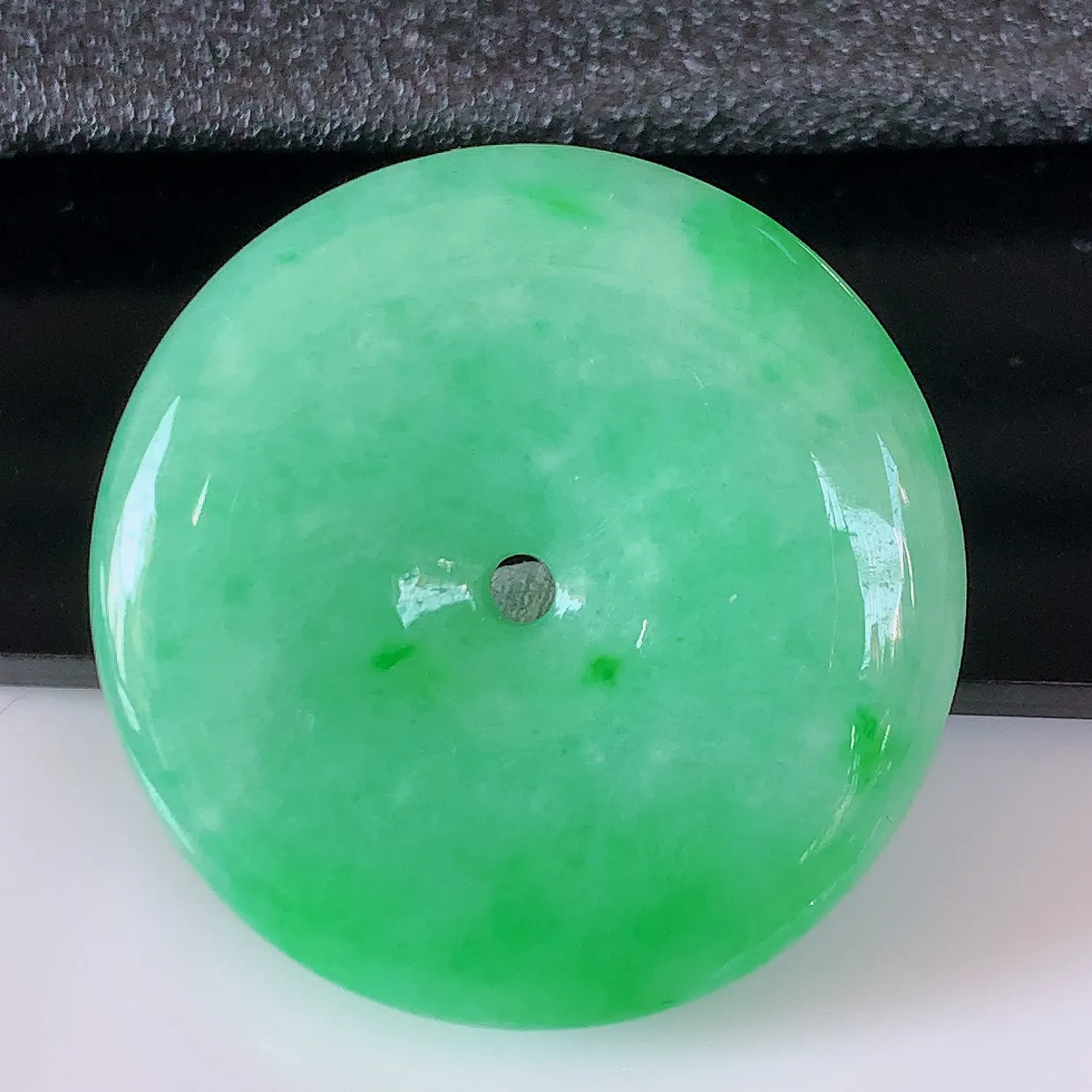 自然光实拍，水润满绿翡翠平安扣吊坠，品相佳，美感十足，寓意平平安安，平安扣佩戴精美时尚！#57.25