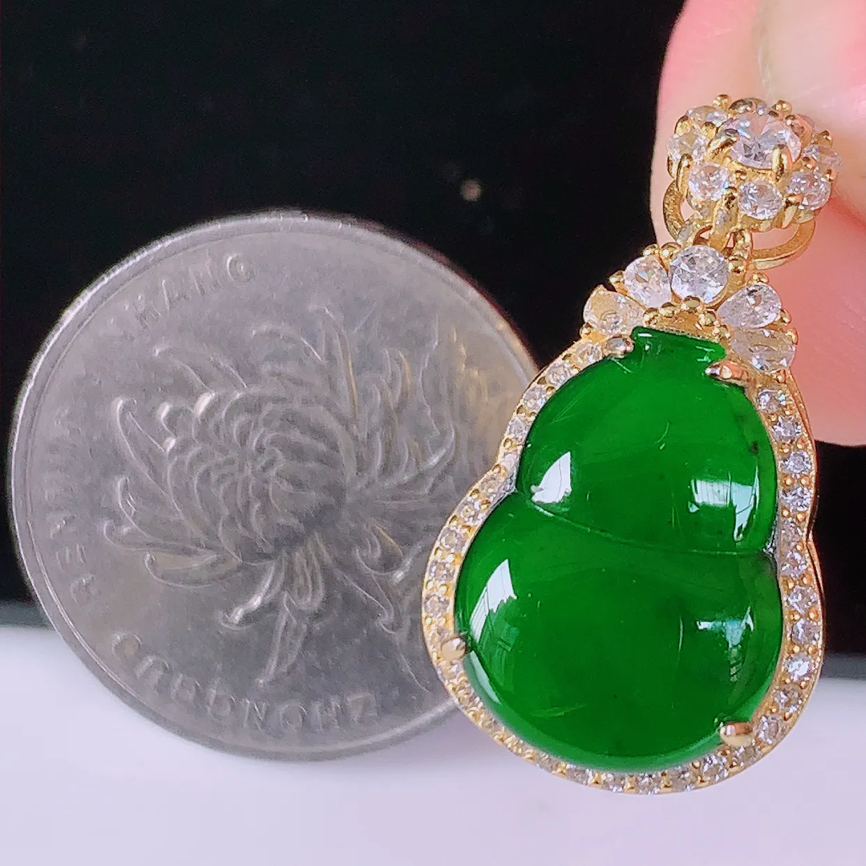 冰透满绿翡翠925银镶嵌葫芦吊坠，自然光实拍，翠色灵动，颜色漂亮，种老水足，品相佳，佩戴佳品！#97.28整体26.5-15-10裸石15.5-12