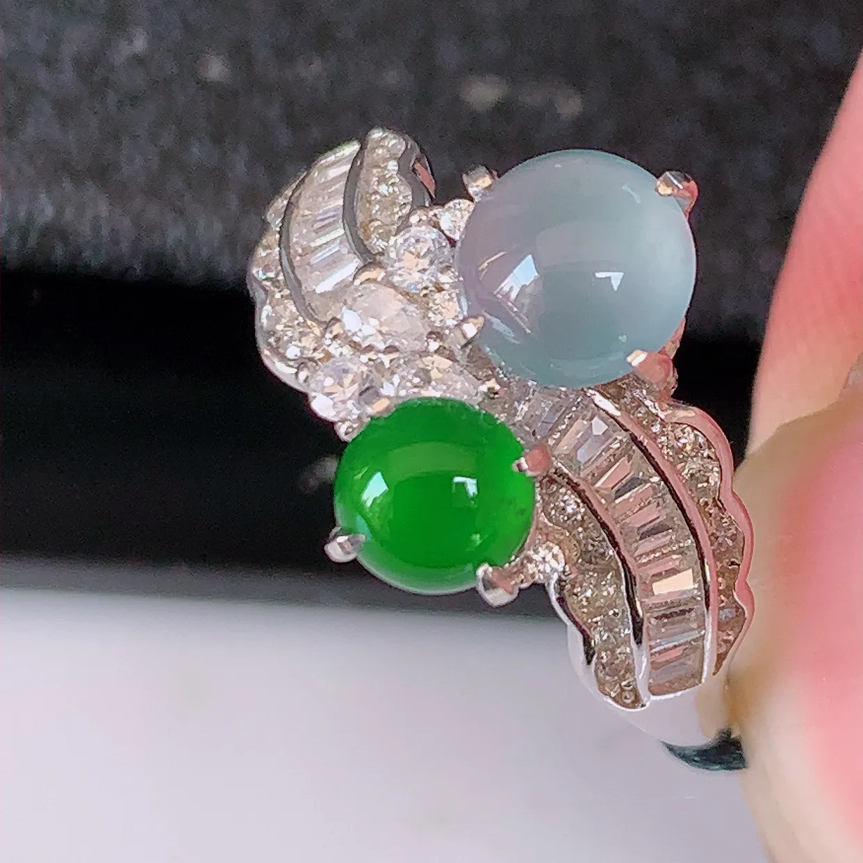 冰透满绿翡翠925银镶嵌戒指，自然光实拍，翠色灵动，颜色漂亮，种老水足，品相佳，佩戴佳品！#97.25（圈口可调大小）整体23.5*16.5*5.5裸石6*6