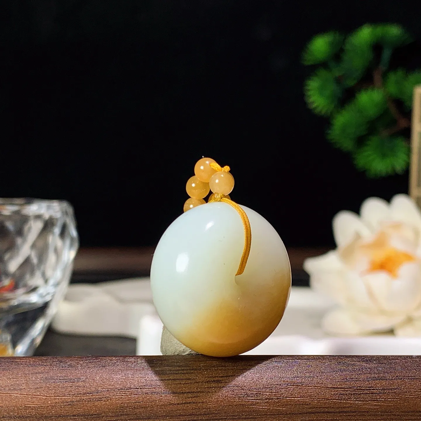 新疆和田玉且末糖平安扣挂件 且末糖半山半水平安扣挂件 尺寸25/13重31克。玉质细腻油润。手推出油