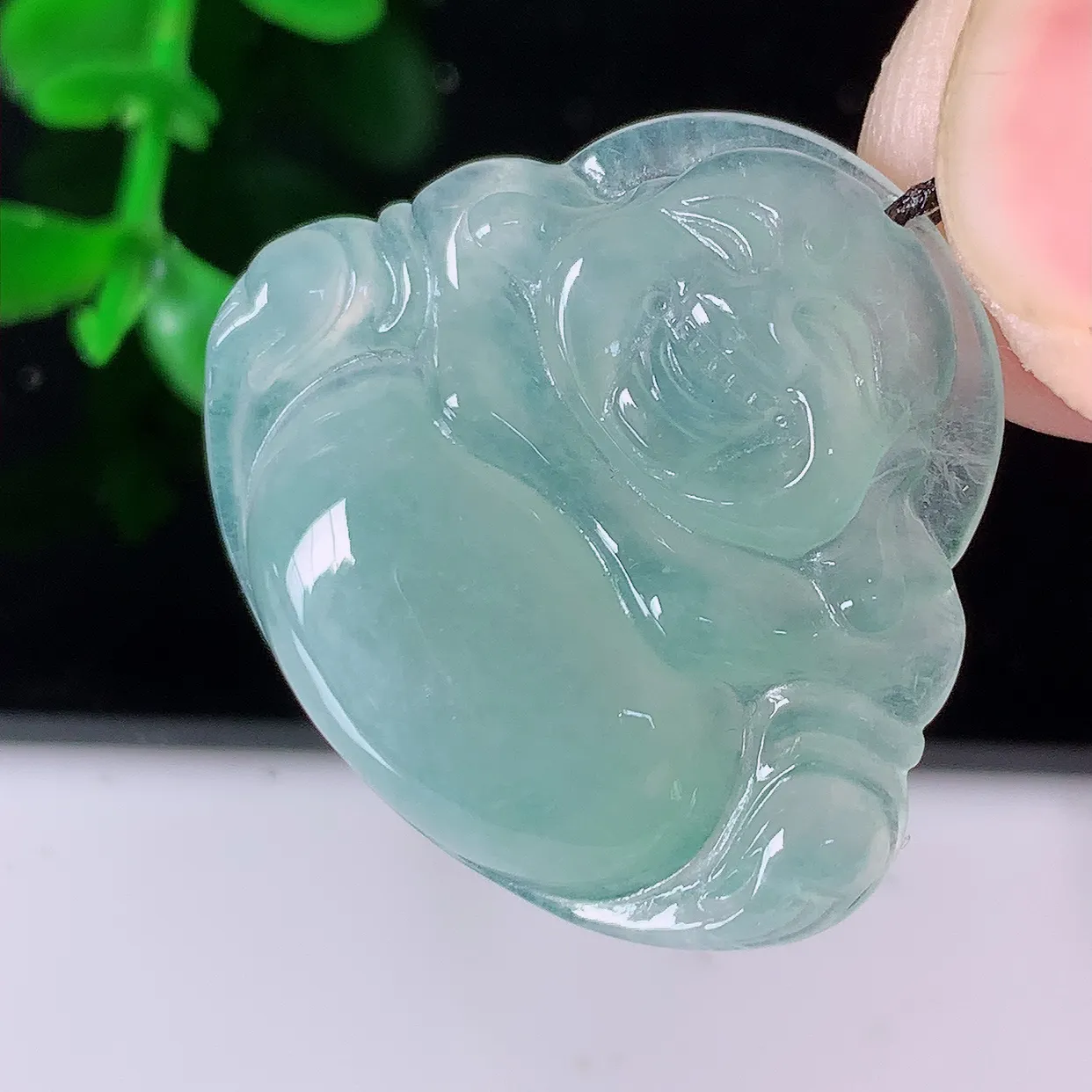 自然光实拍，冰种翡翠佛公吊坠，水灵起胶，翠色迷人，佛公在心中，一生平安，饱满圆润，开怀大笑佛公，配戴灵气十足！#46.28