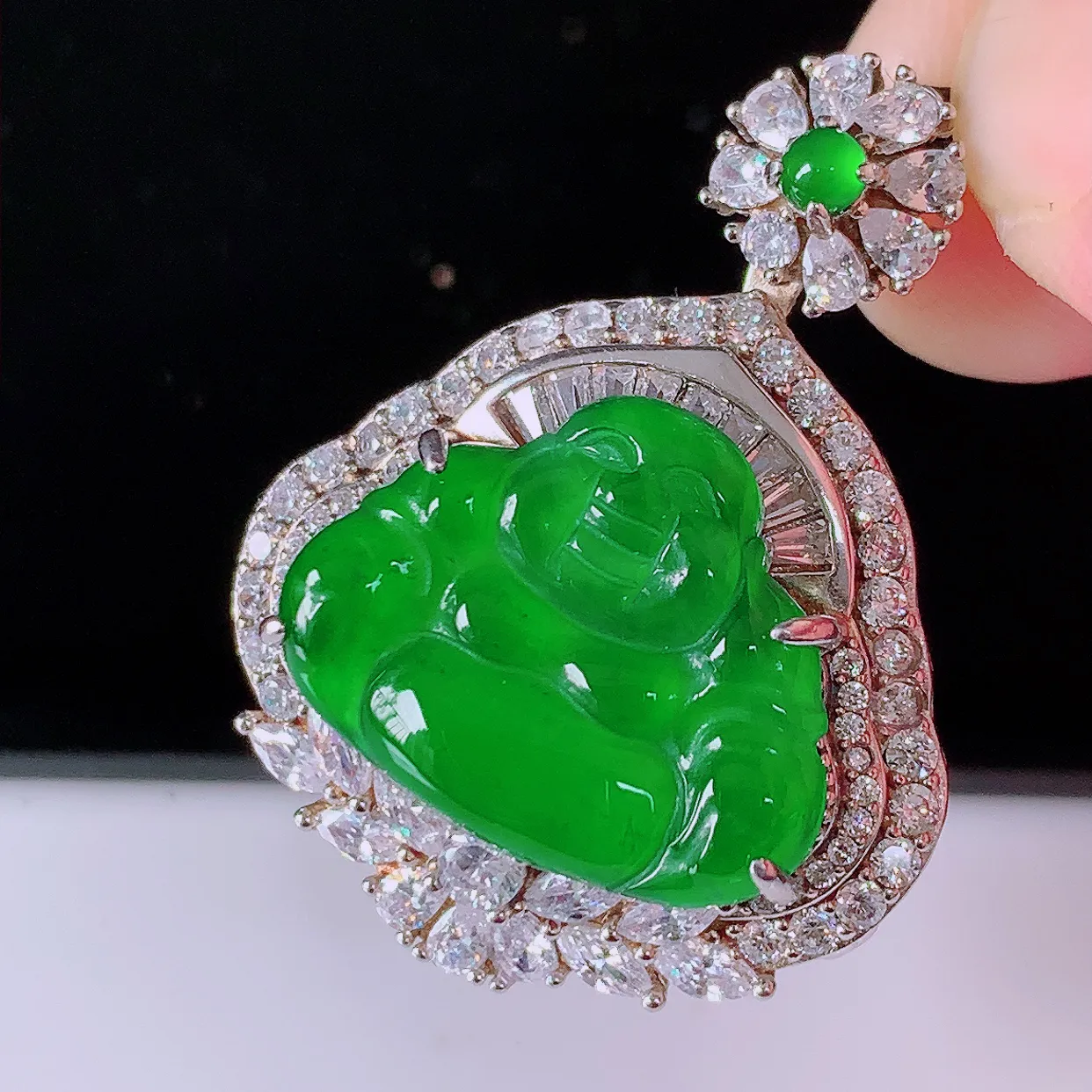 冰透满绿翡翠925银镶嵌佛公吊坠，自然光实拍，翠色灵动，颜色漂亮，种老水足，品相佳，佩戴佳品！#97