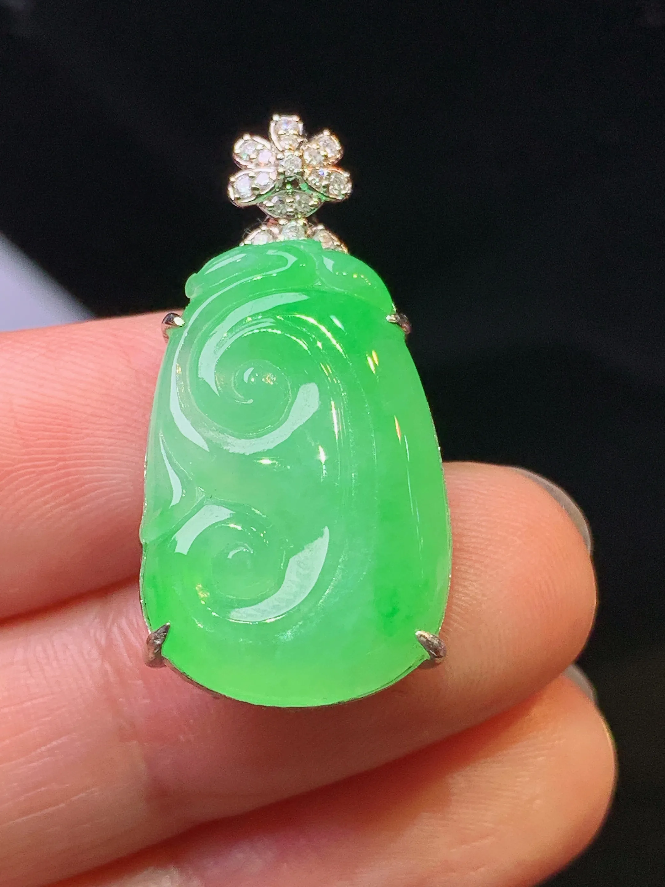 18k金钻镶嵌翠绿如意吊坠 玉质细腻 色泽清新艳丽 整体尺寸30.5*14.8*6.5