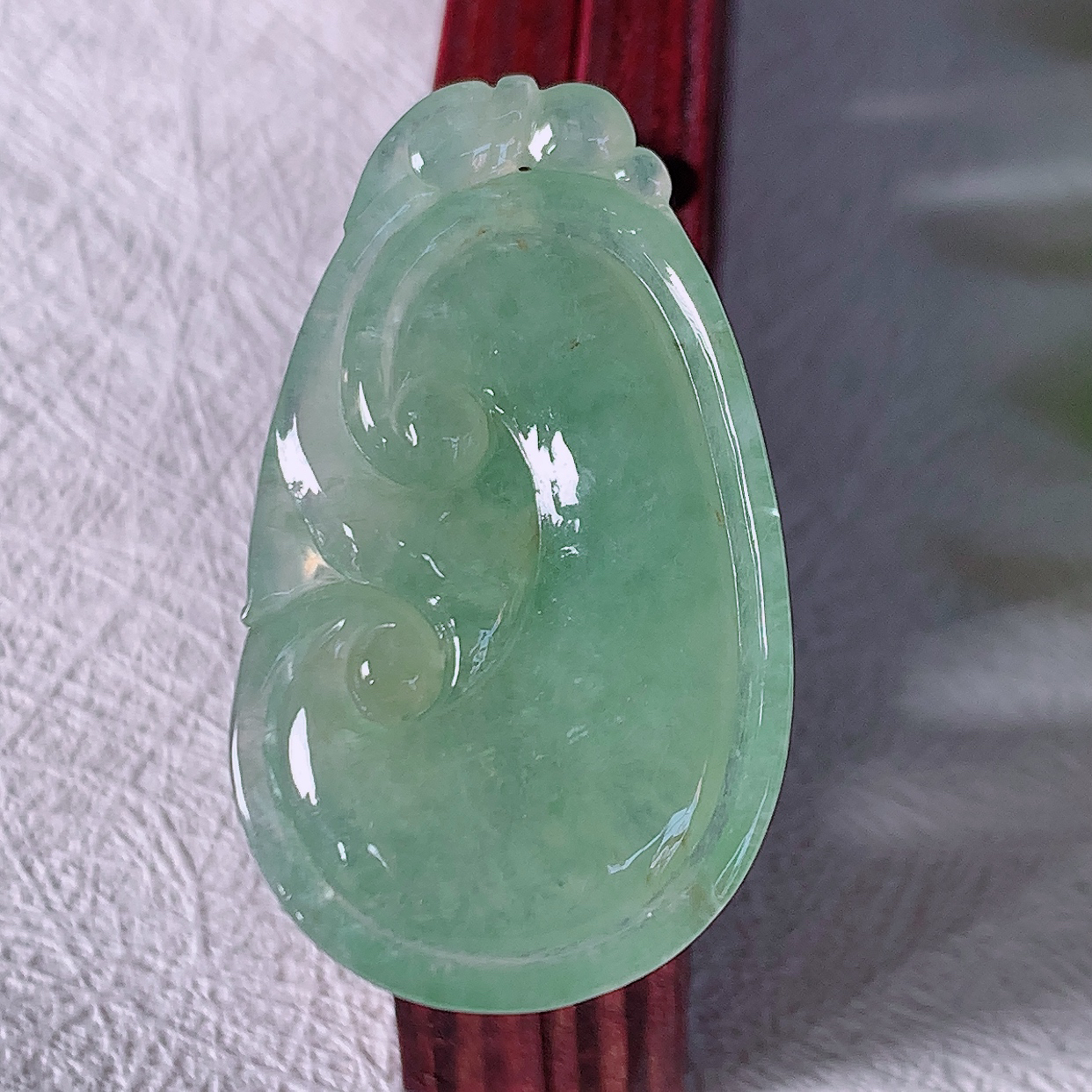 自然光实拍，冰种满绿翡翠如意吊坠，上身效果非常美，饱满大气，工艺美，万事如意，如意一生 #01.28