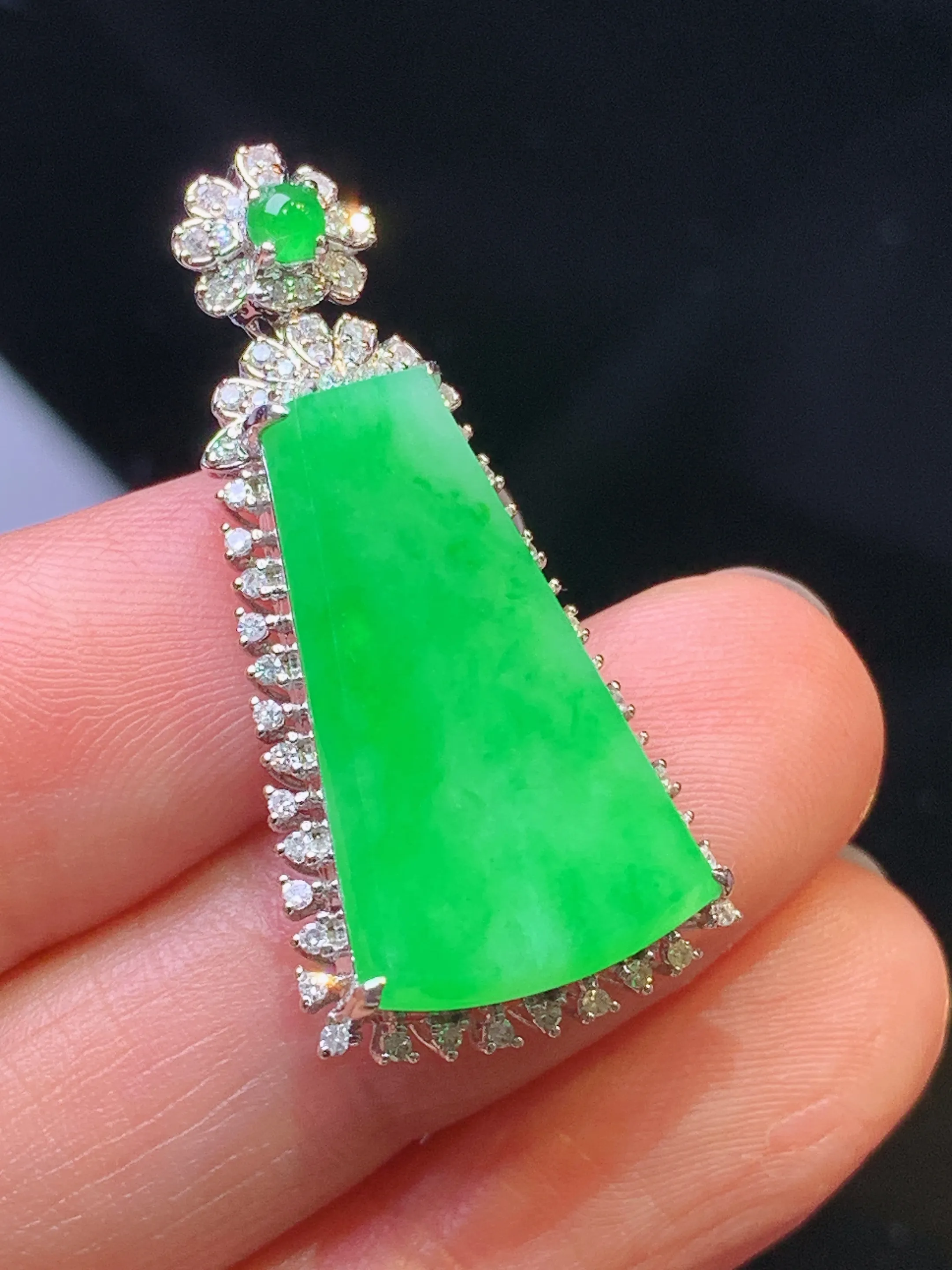 18k金钻镶嵌翠绿无事牌吊坠 玉质细腻 色泽清新艳丽 整体尺寸33.8*16*7