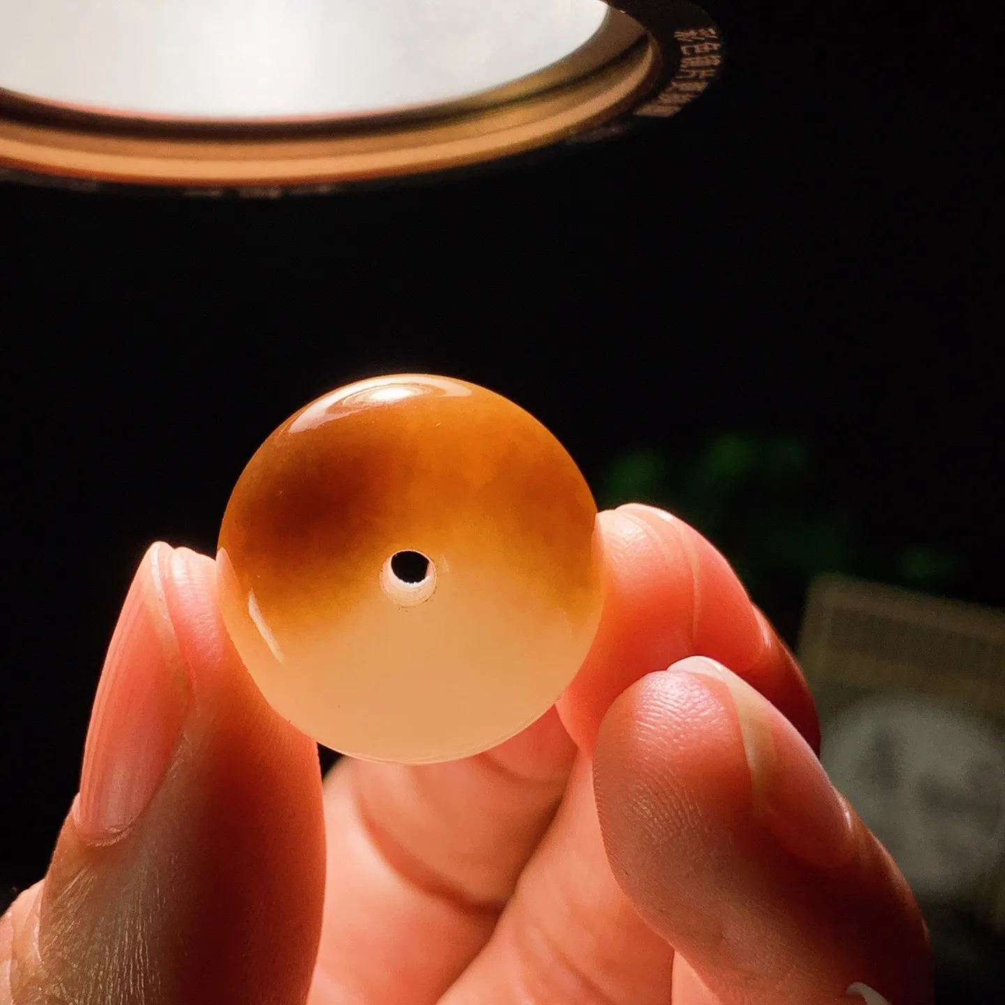 新疆和田玉且末糖平安扣挂件 尺寸20/12重8.8克。玉质细腻油润。手推出油。佩戴高端典雅。lt260130