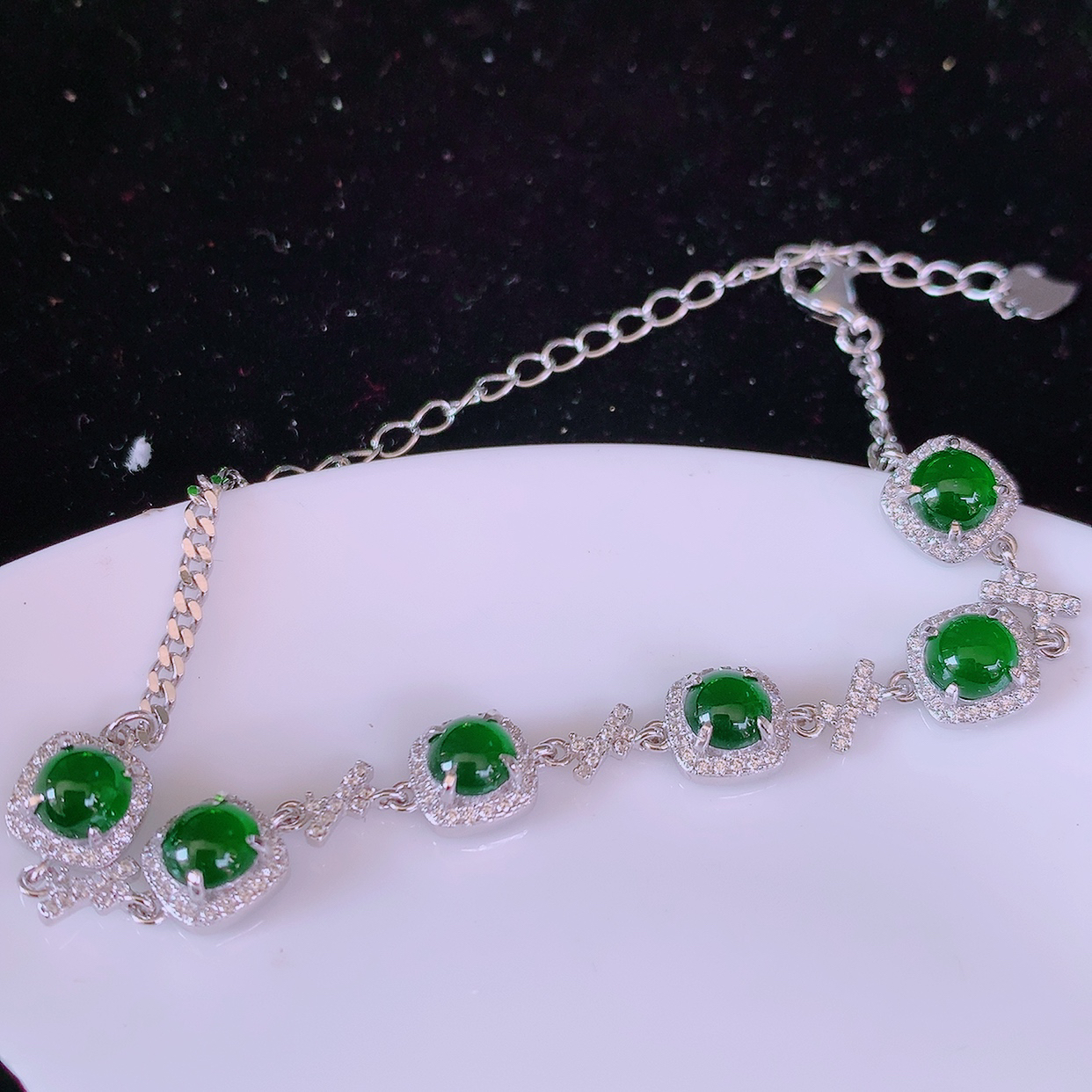 冰透满绿翡翠925银镶嵌手链，自然光实拍，翠色灵动，颜色漂亮，种老水足，品相佳，佩戴佳品！#97.25取一整体7.2/7.2/5裸石5*5