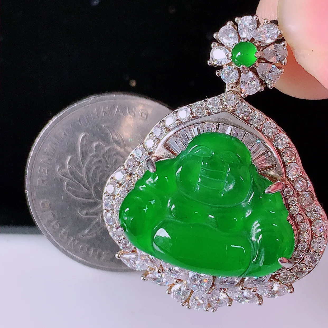 冰透满绿翡翠925银镶嵌佛公吊坠，自然光实拍，翠色灵动，颜色漂亮，种老水足，品相佳，佩戴佳品！#97.28整体34.5-26.5-13裸石20*15.5