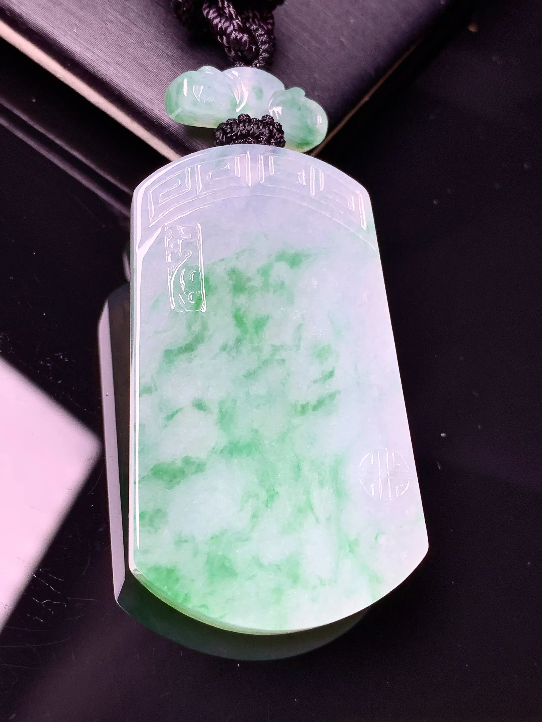 飘绿无事牌吊坠 玉质细腻 色泽清新艳丽 整体尺寸46*26.8*5.5