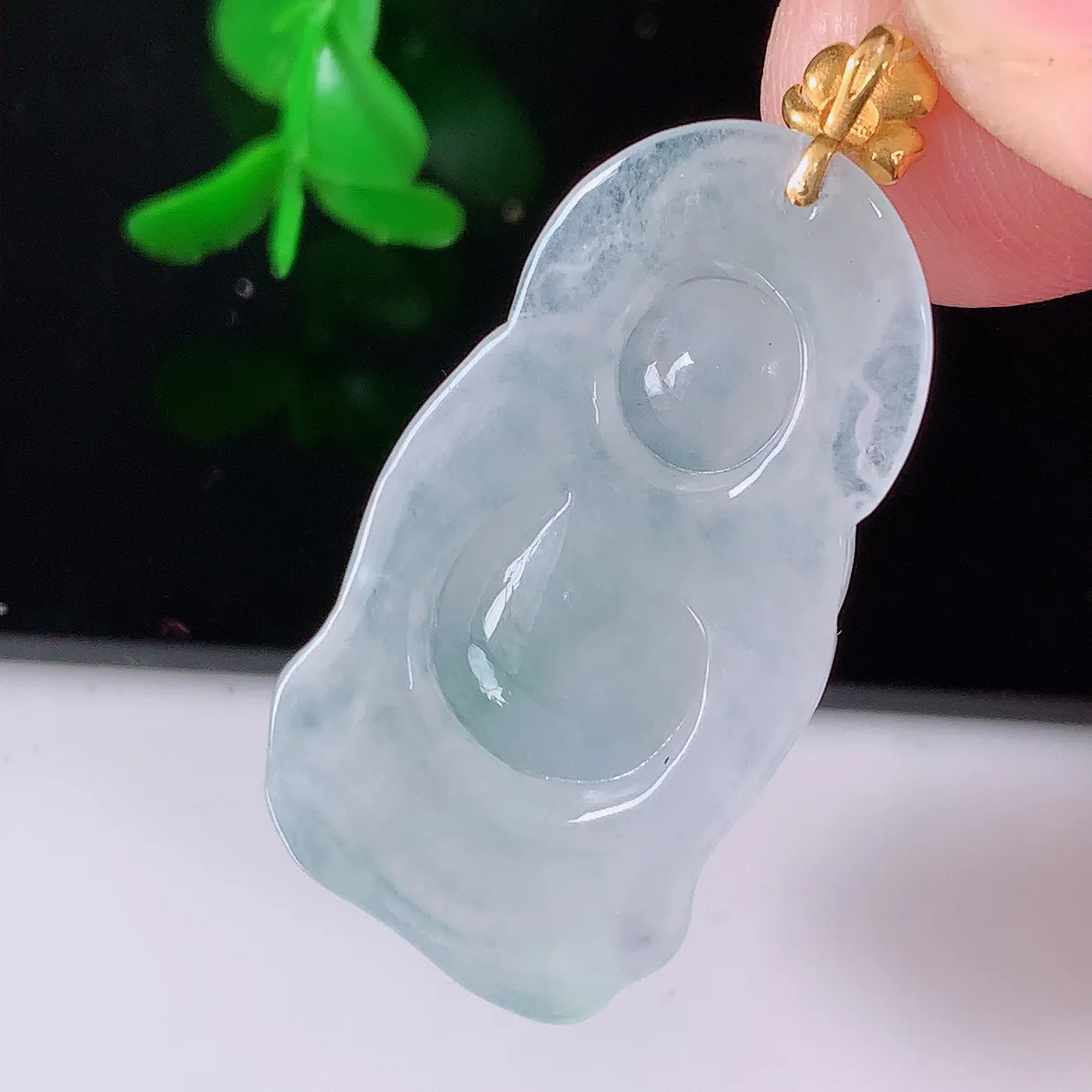 18k金镶嵌冰种翡翠招财财神爷吊坠，款式新颖时尚，日常百搭的款。清秀高雅，佩戴优雅高贵！#49.28