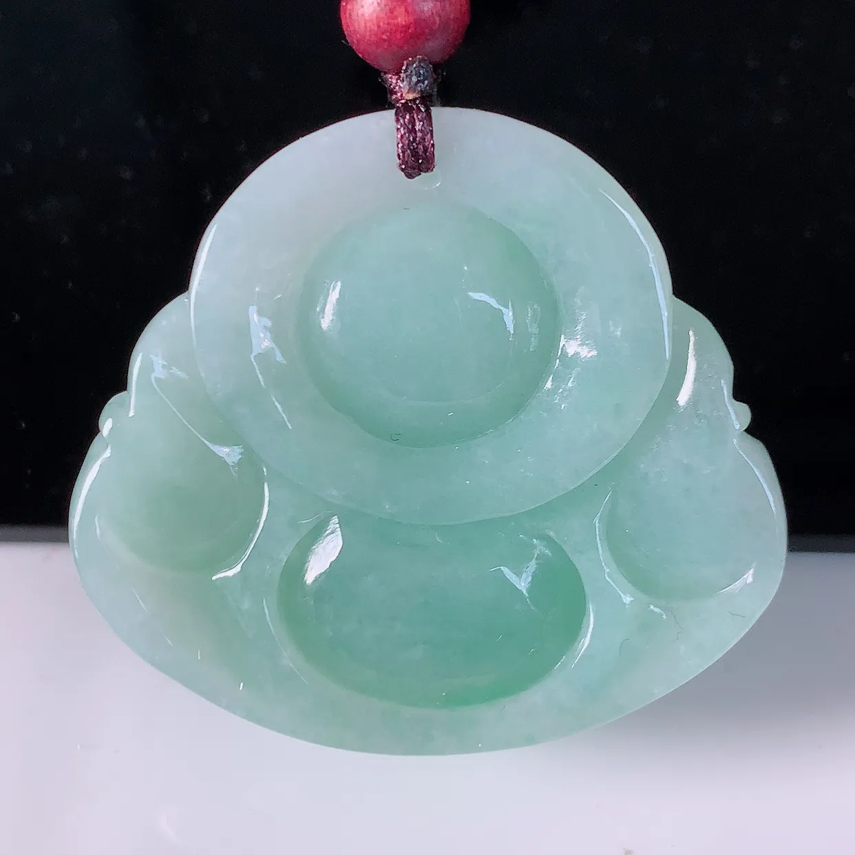 自然光实拍，冰润飘绿翡翠佛公吊坠，水灵起胶，翠色迷人，佛公在心中，一生平安，饱满圆润，开怀大笑佛公，配戴灵气十足！#46.28