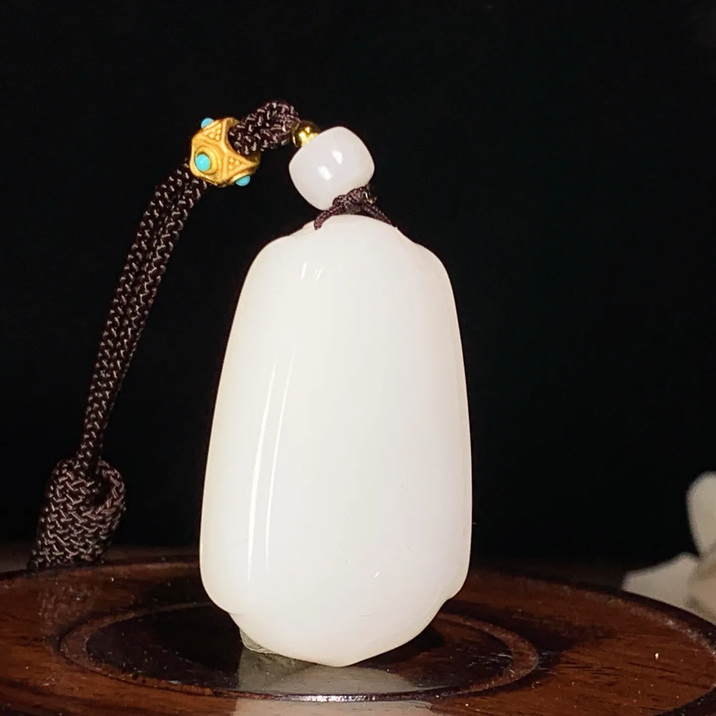 新疆和田玉羊脂白平安无事挂件 尺寸42/27/11重31克。玉质细腻油润。手推出油。佩戴高端典雅。l