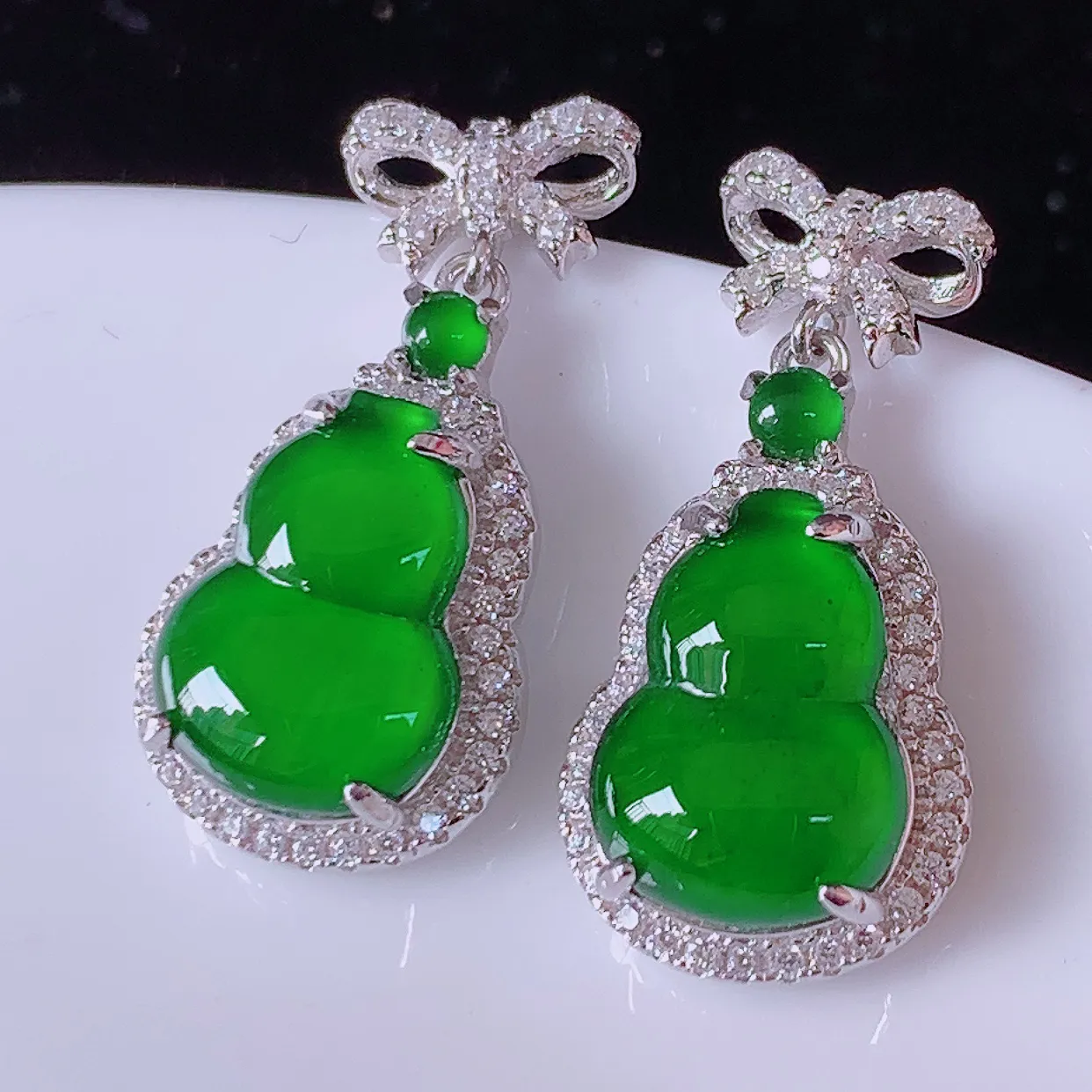 冰透满绿翡翠925银镶嵌葫芦耳坠，自然光实拍，翠色灵动，颜色漂亮，种老水足，品相佳，佩戴佳品！#97.28整体23*11.5*5.2裸石12-8.8