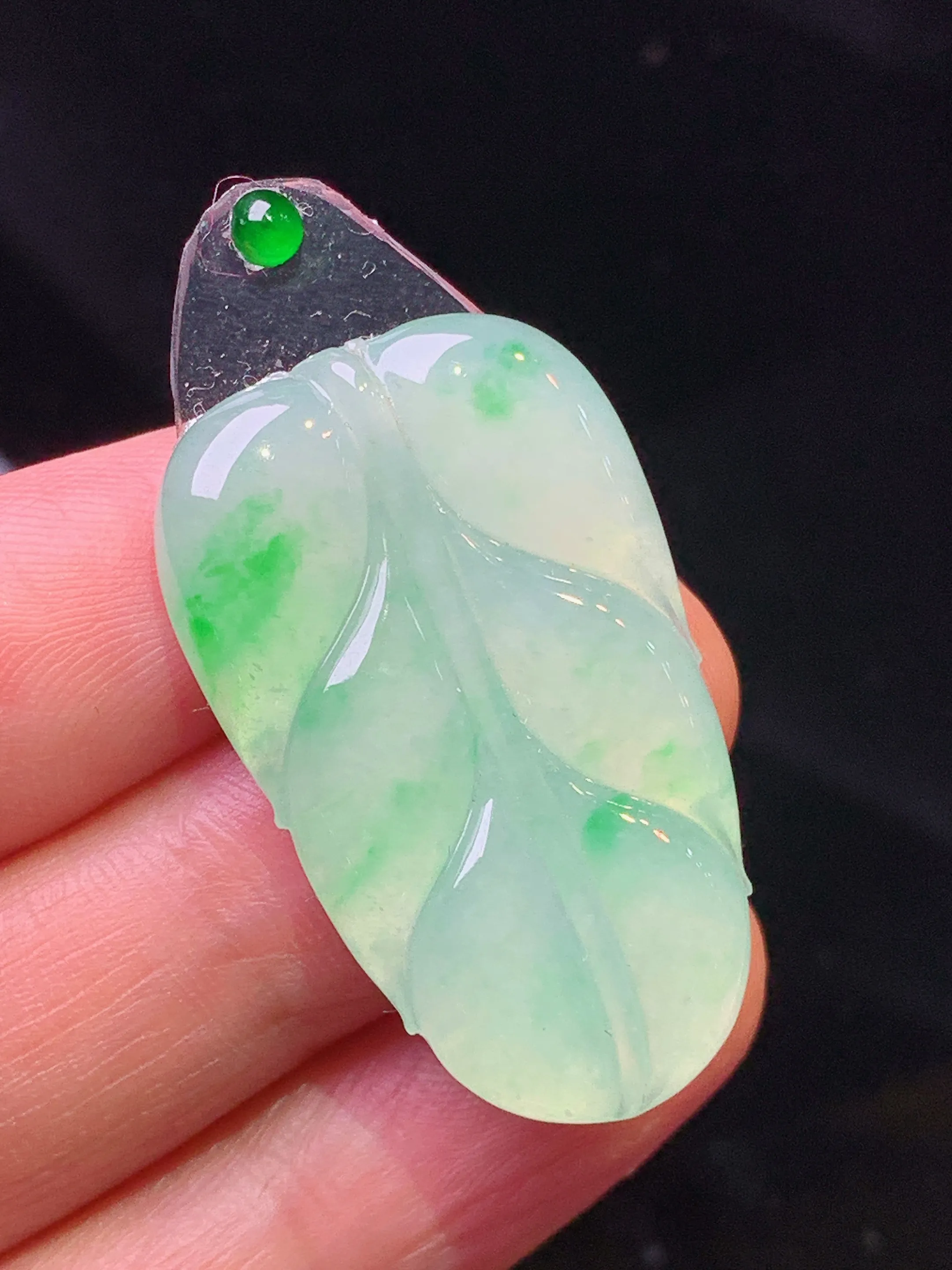 镶嵌款 飘绿树叶吊坠 玉质细腻 色泽清新艳丽 整体尺寸32.5*19.5*3.7