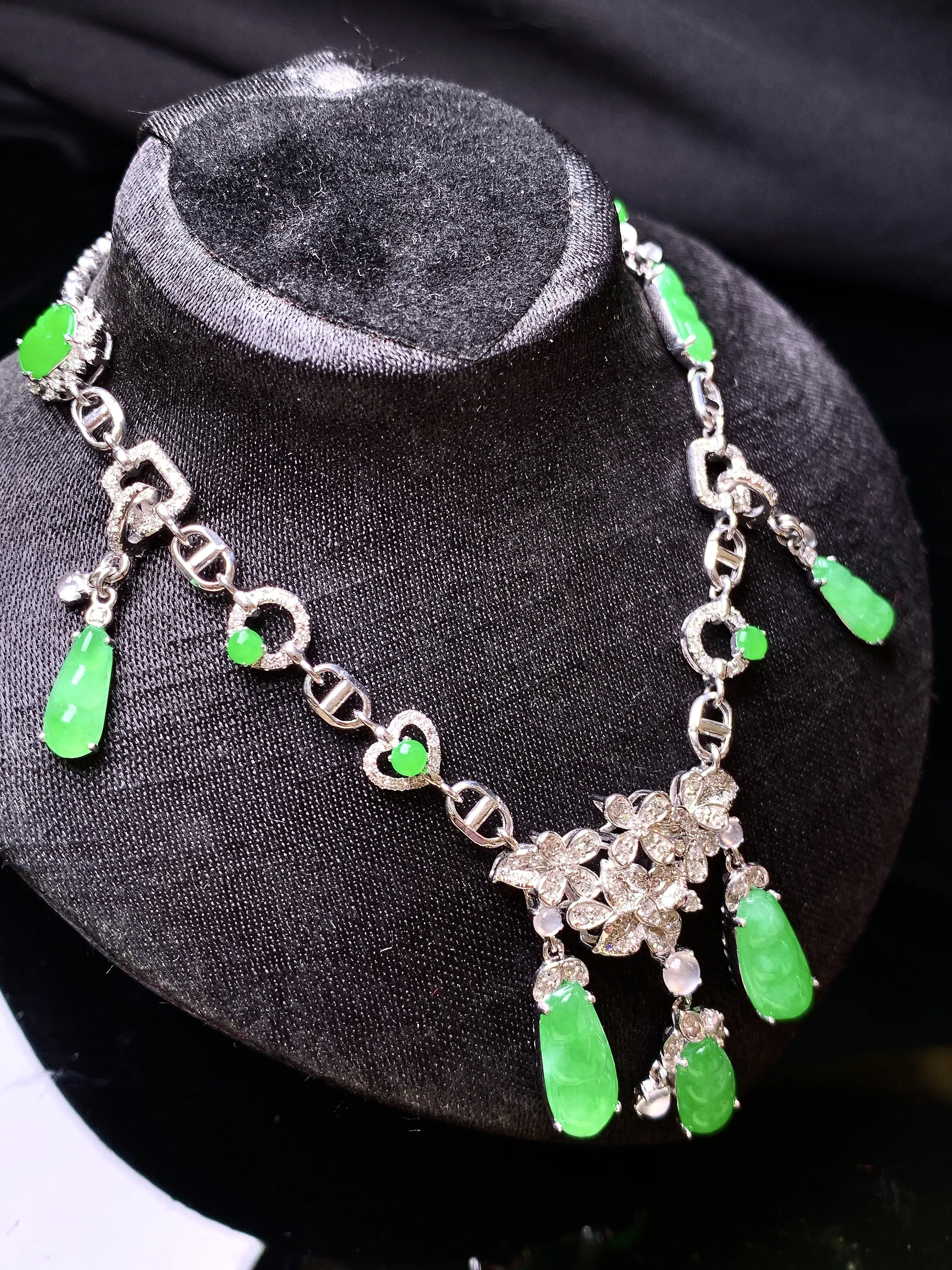 18k金钻镶嵌翠绿四季豆锁骨项链吊坠两用款 玉质细腻 色泽清新艳丽 整体尺寸11*5.6*2.5