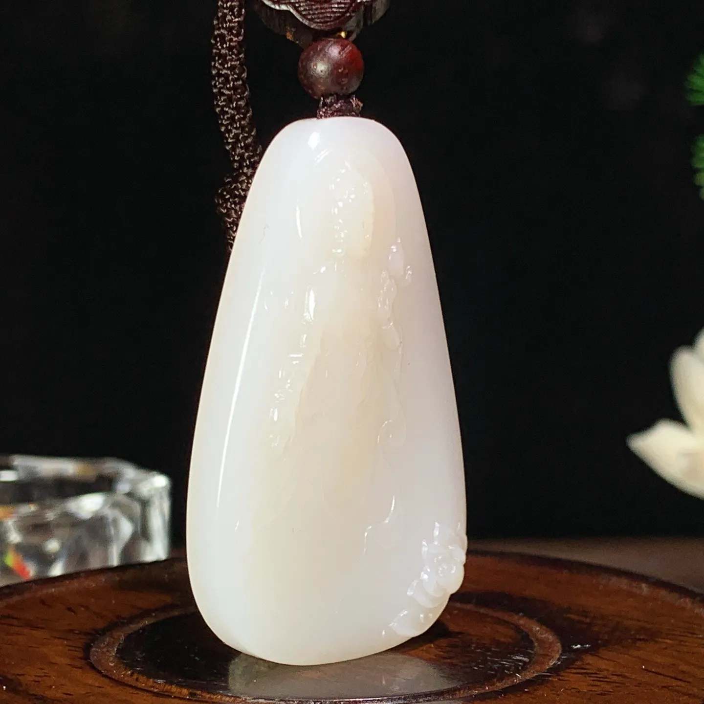 和田玉白玉羊脂白站观音牌子挂件 尺寸52/31/8重26克。玉质细腻油润。手推出油。佩戴高端典雅。lt260130