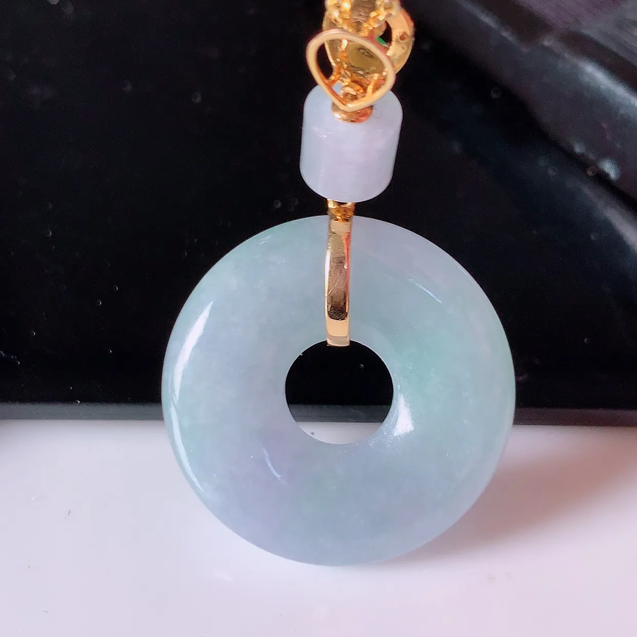 自然光实拍，18K金镶嵌春带彩翡翠平安扣吊坠，玉扣，冰润光泽，寓意平平安安，平安扣佩戴时尚漂亮！#00.28整体38.5*23*6.6裸石23-23