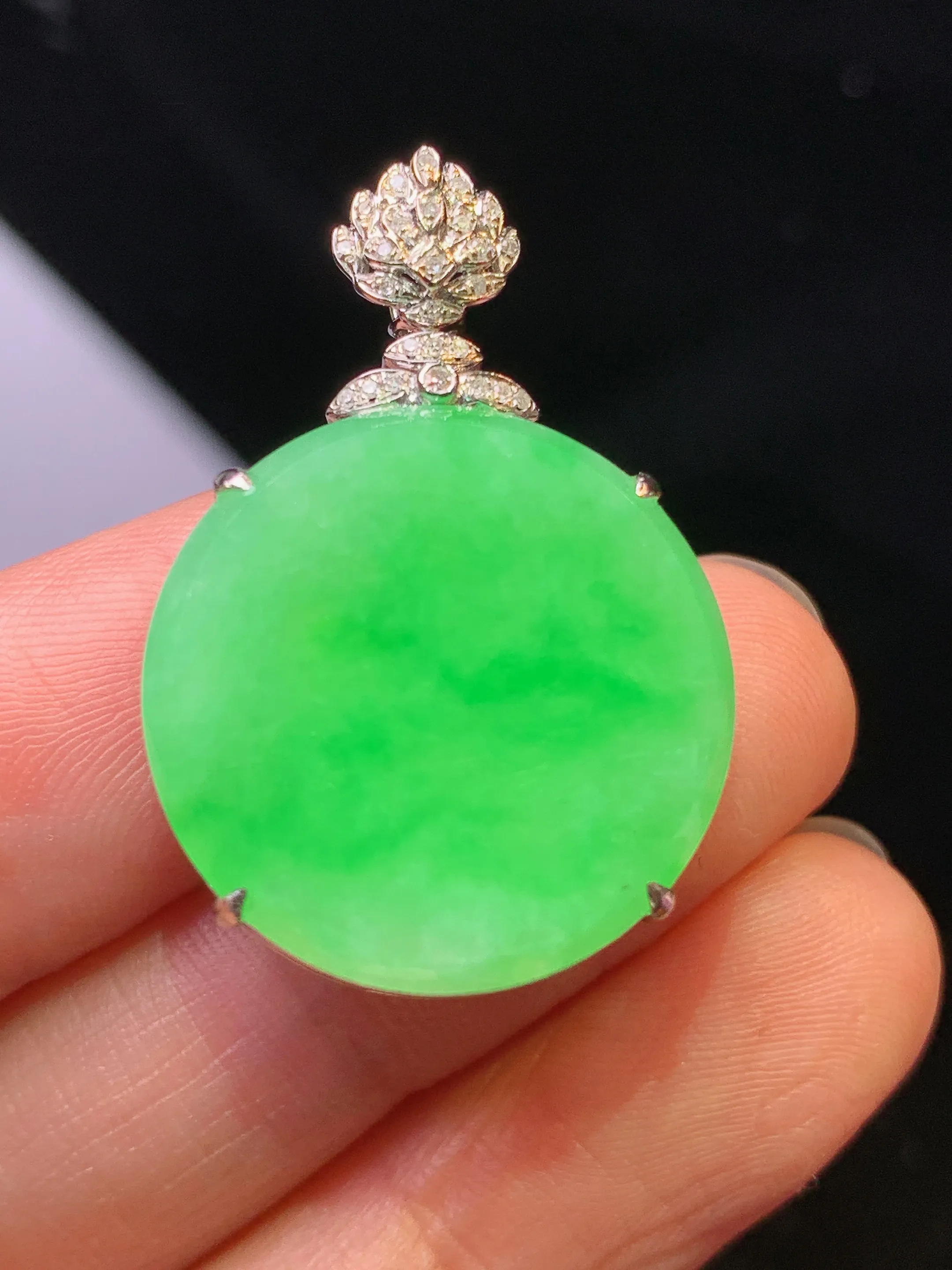 18k金钻镶嵌翠绿圆牌吊坠 玉质细腻 色泽清新艳丽 整体尺寸31.2*20.7*8.3