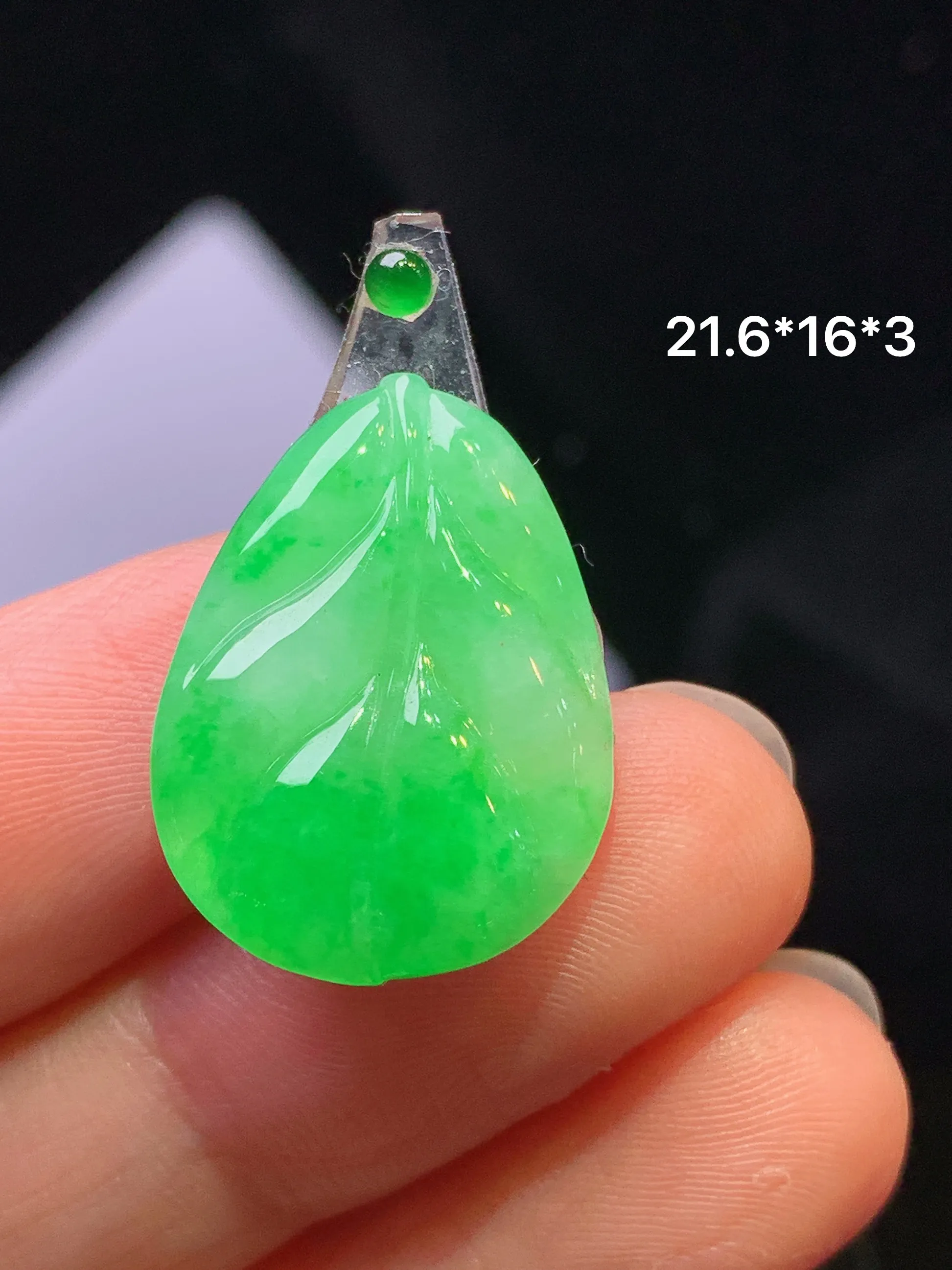 镶嵌款 翠绿树叶吊坠 玉质细腻 色泽清新艳丽 整体尺寸21.6*16*3