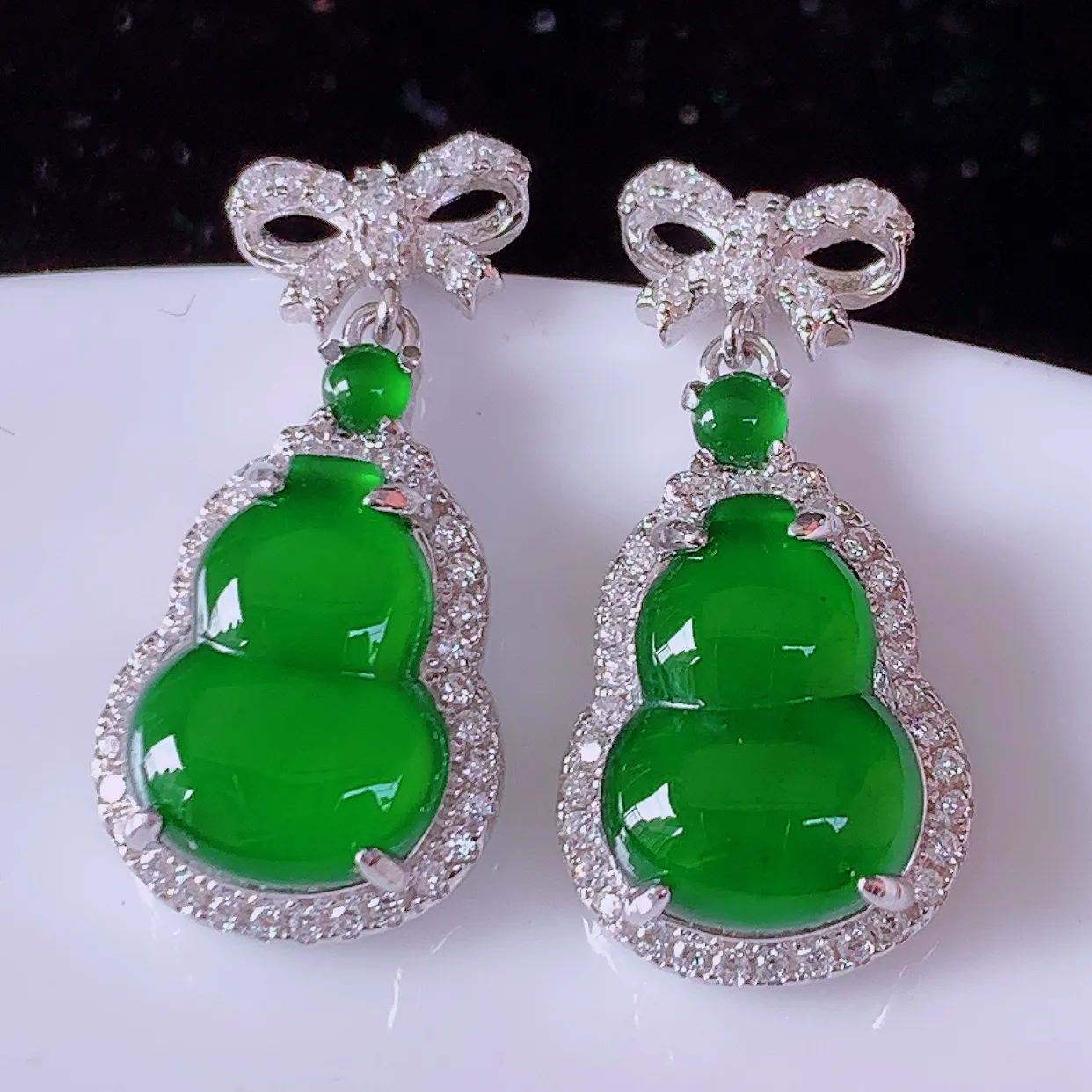 冰透满绿翡翠925银镶嵌葫芦耳坠，自然光实拍，翠色灵动，颜色漂亮，种老水足，品相佳，佩戴佳品！#97