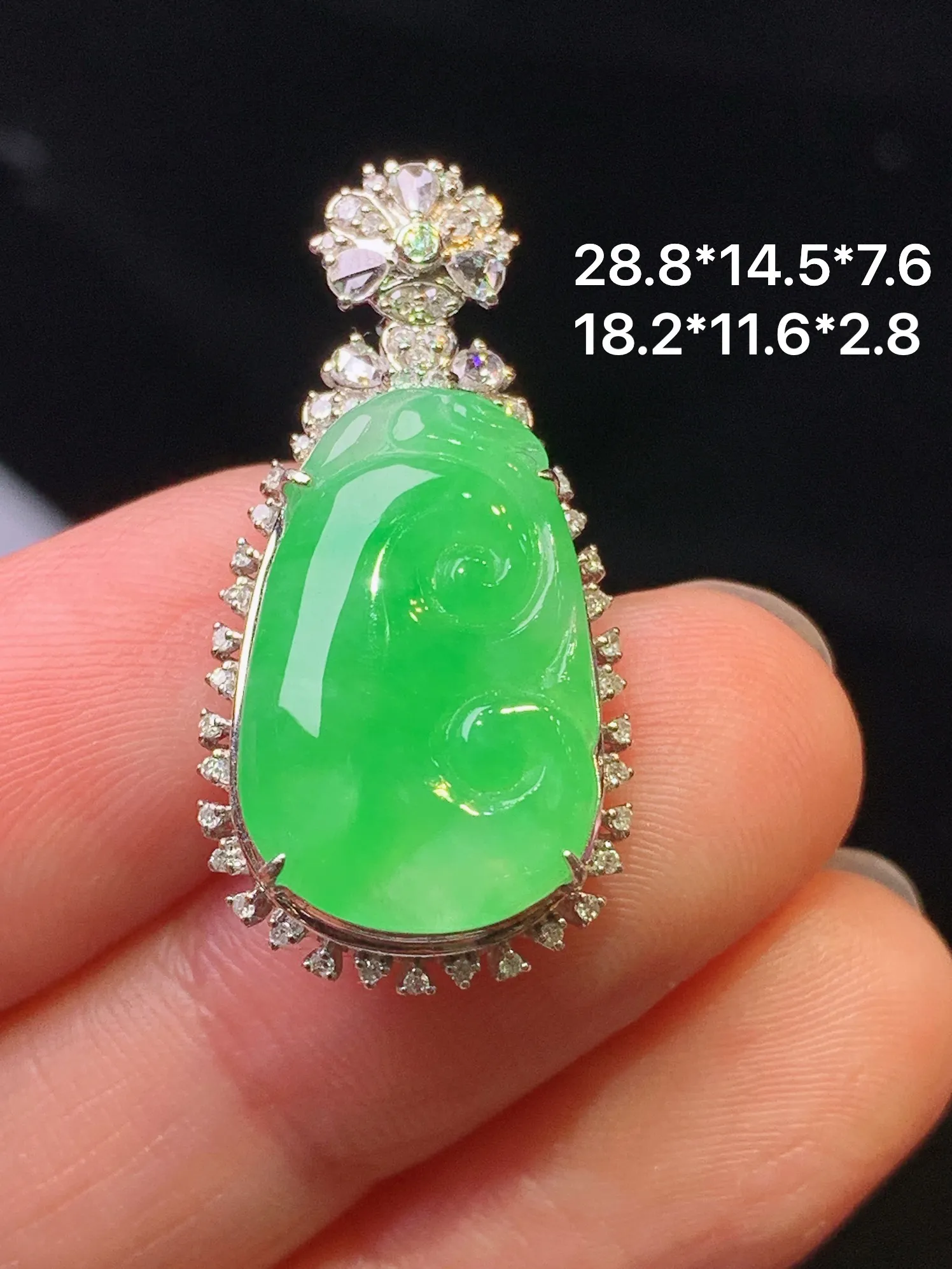 18k金钻镶嵌翠绿如意吊坠 玉质细腻 色泽清新艳丽 整体尺寸28.8*14.5*7.6